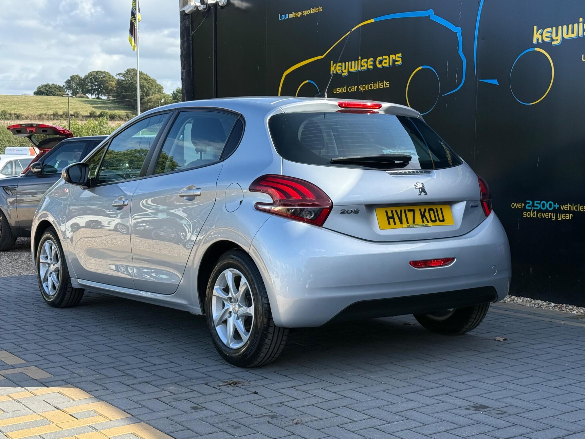 Peugeot 208 view 3