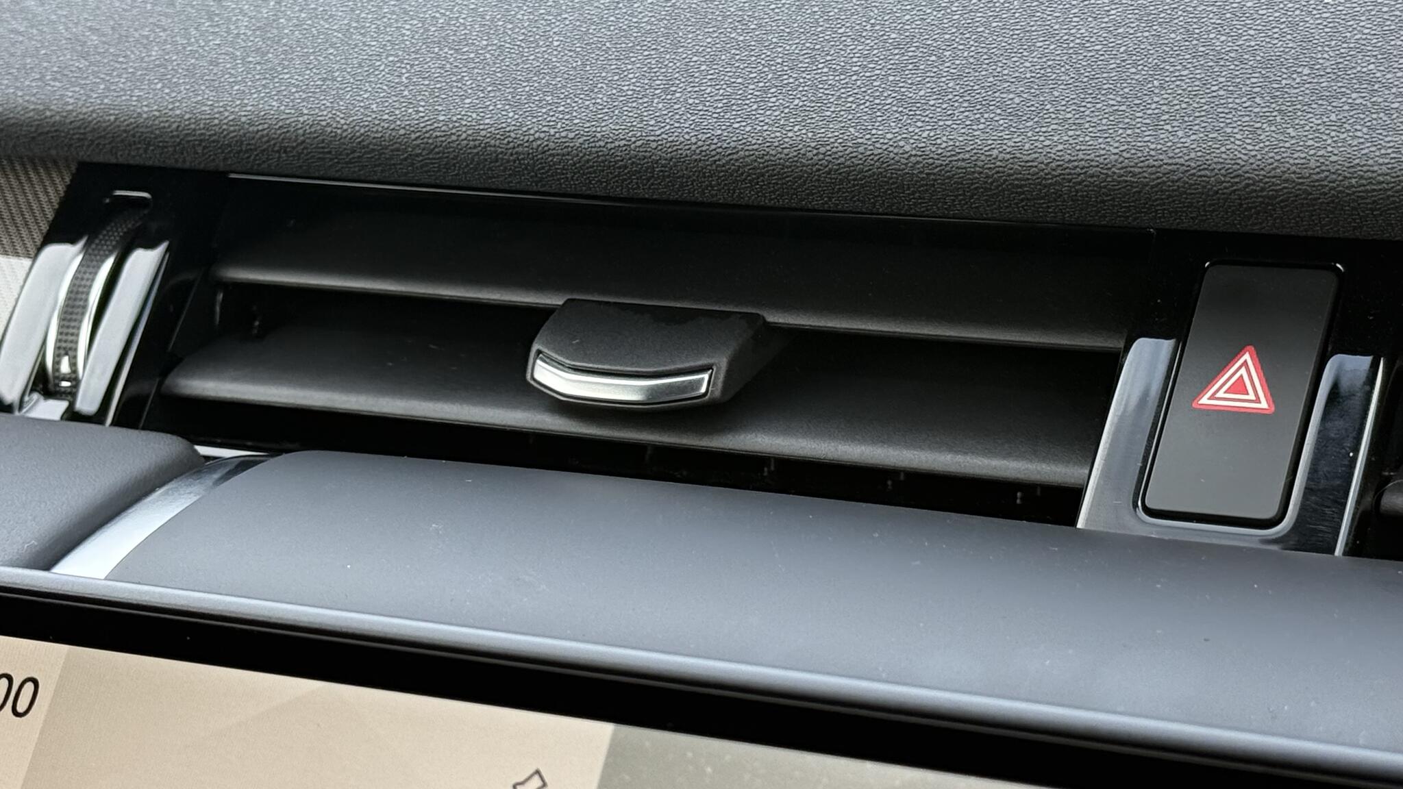 Land Rover Discovery Sport view 35