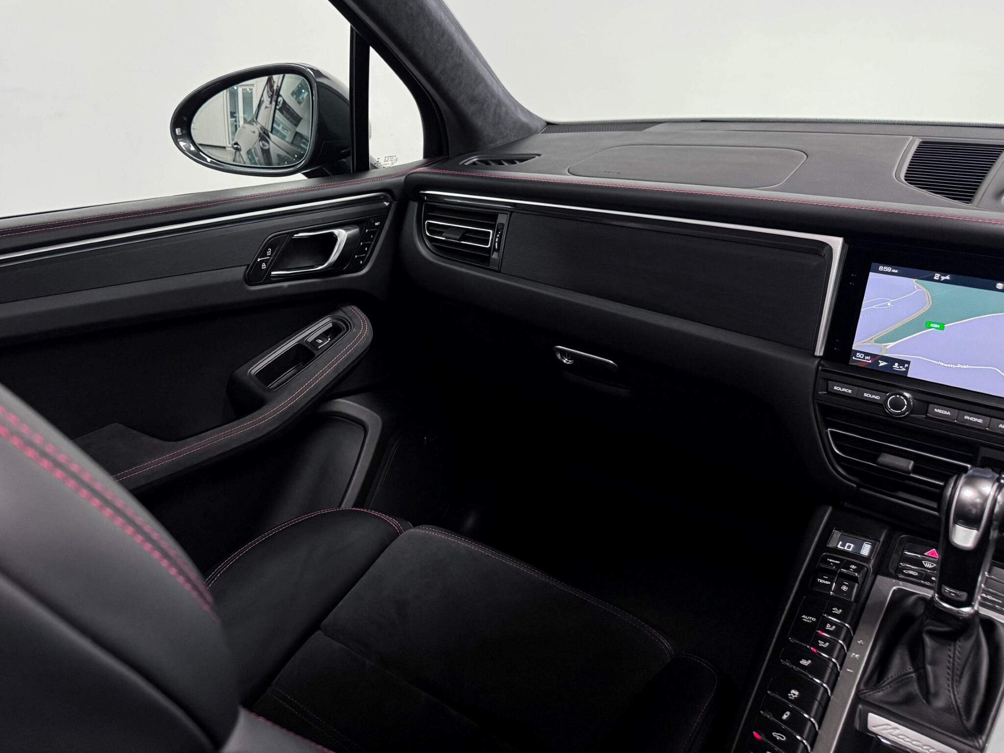 Porsche Macan view 16