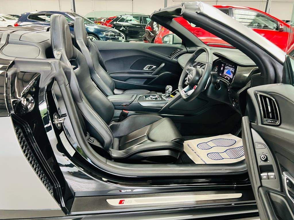 Audi R8 view 25