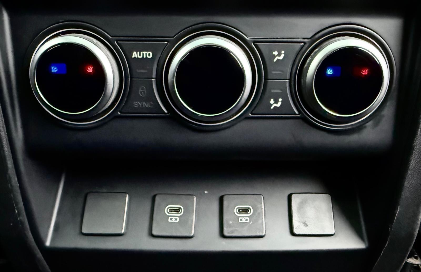 Land Rover Defender view 24