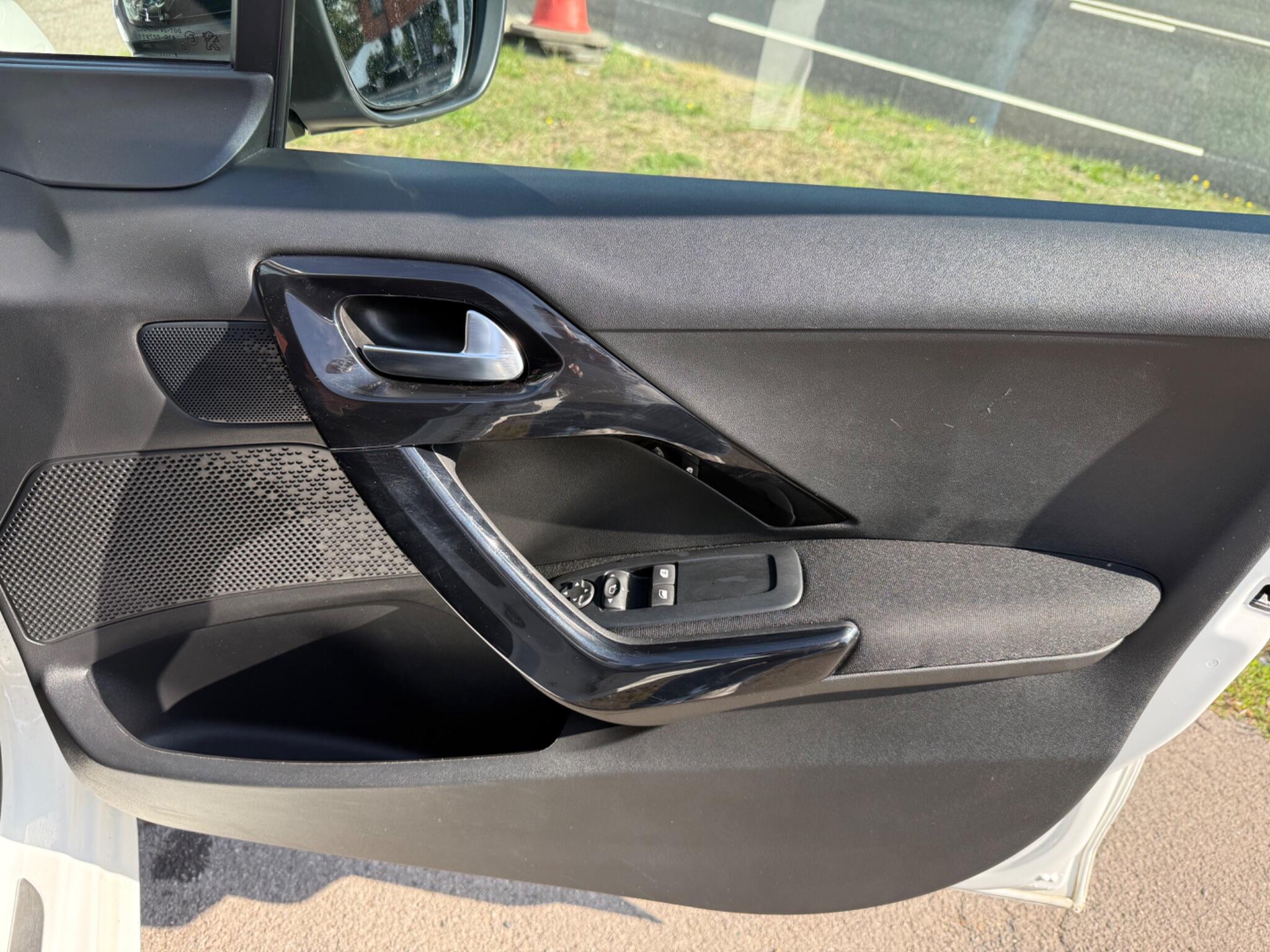 Peugeot 208 view 21