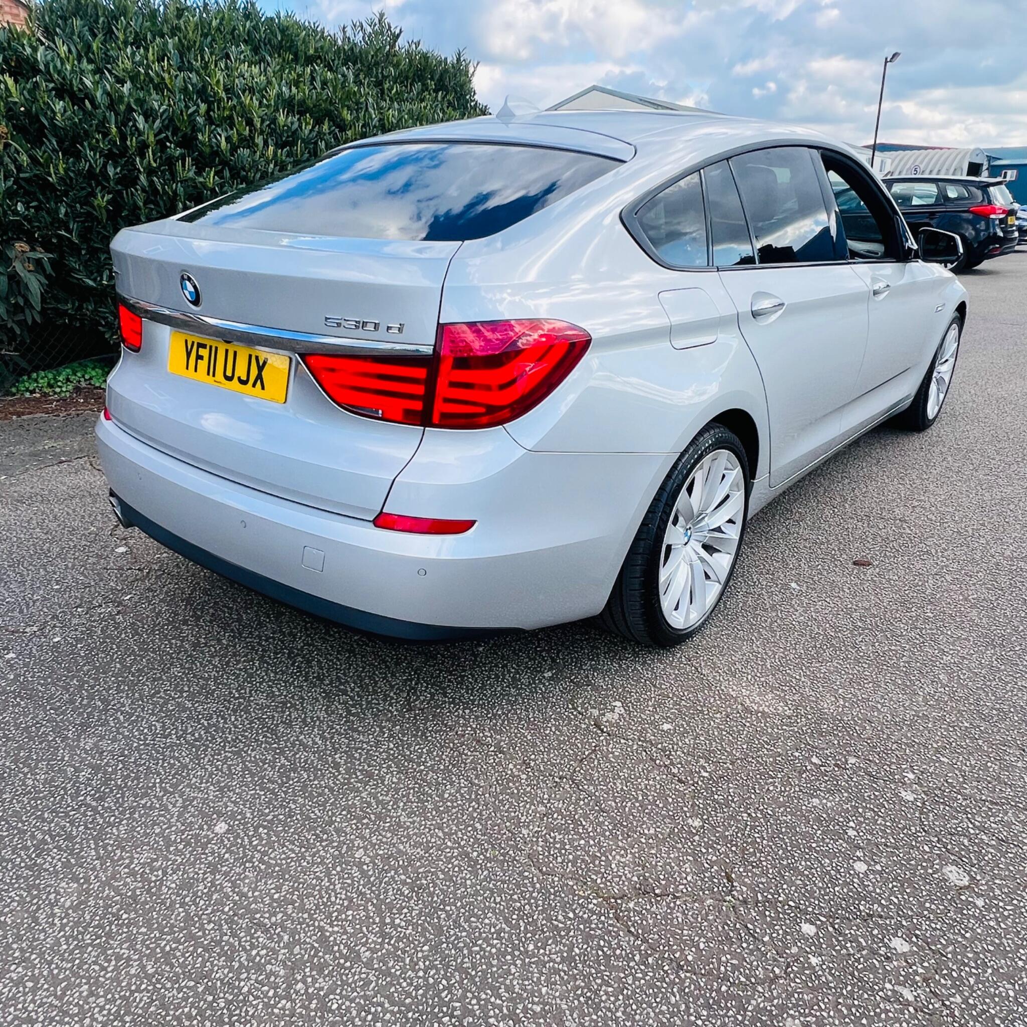 BMW 5 Series view 10