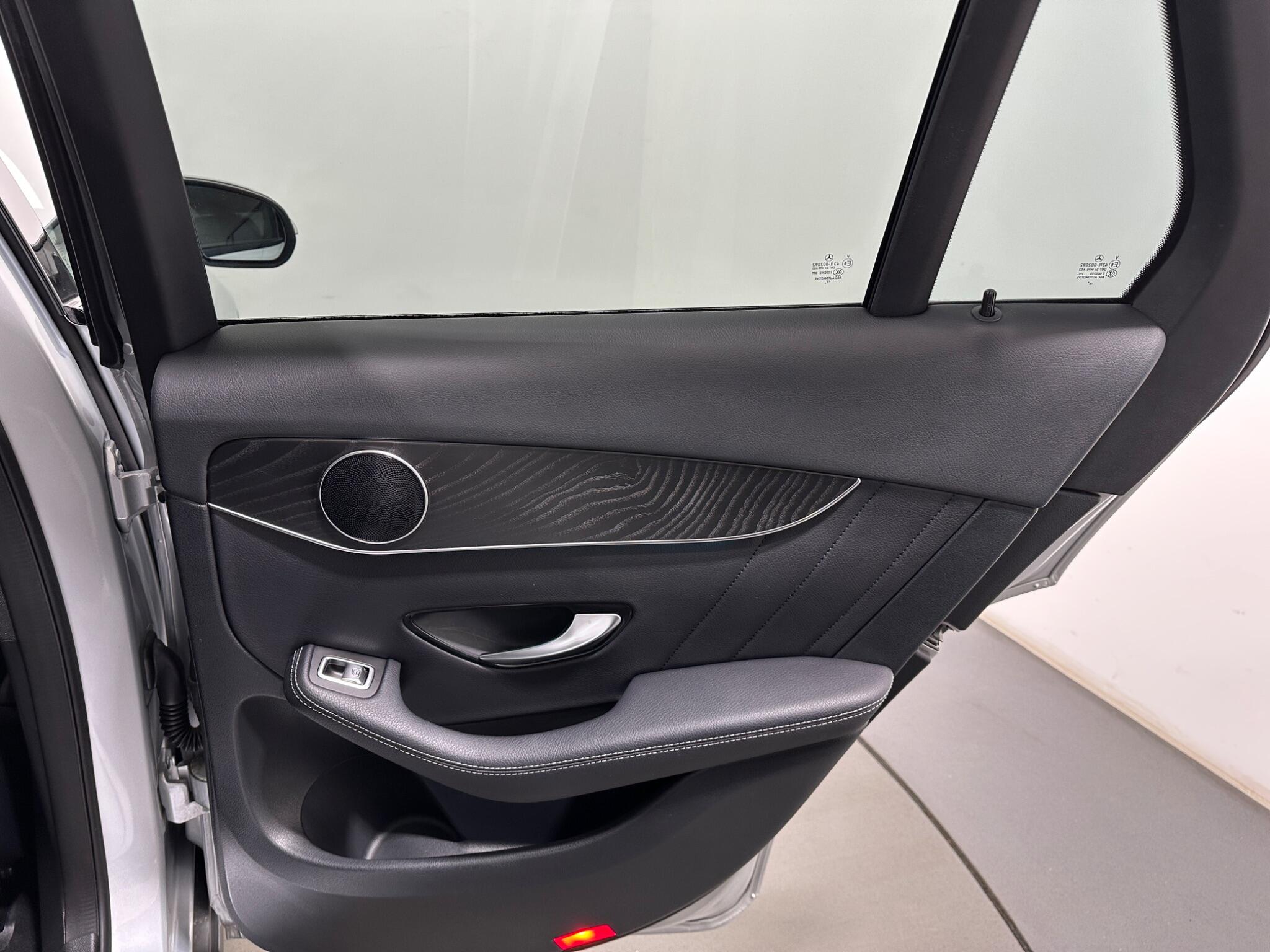Mercedes-Benz GLC view 44