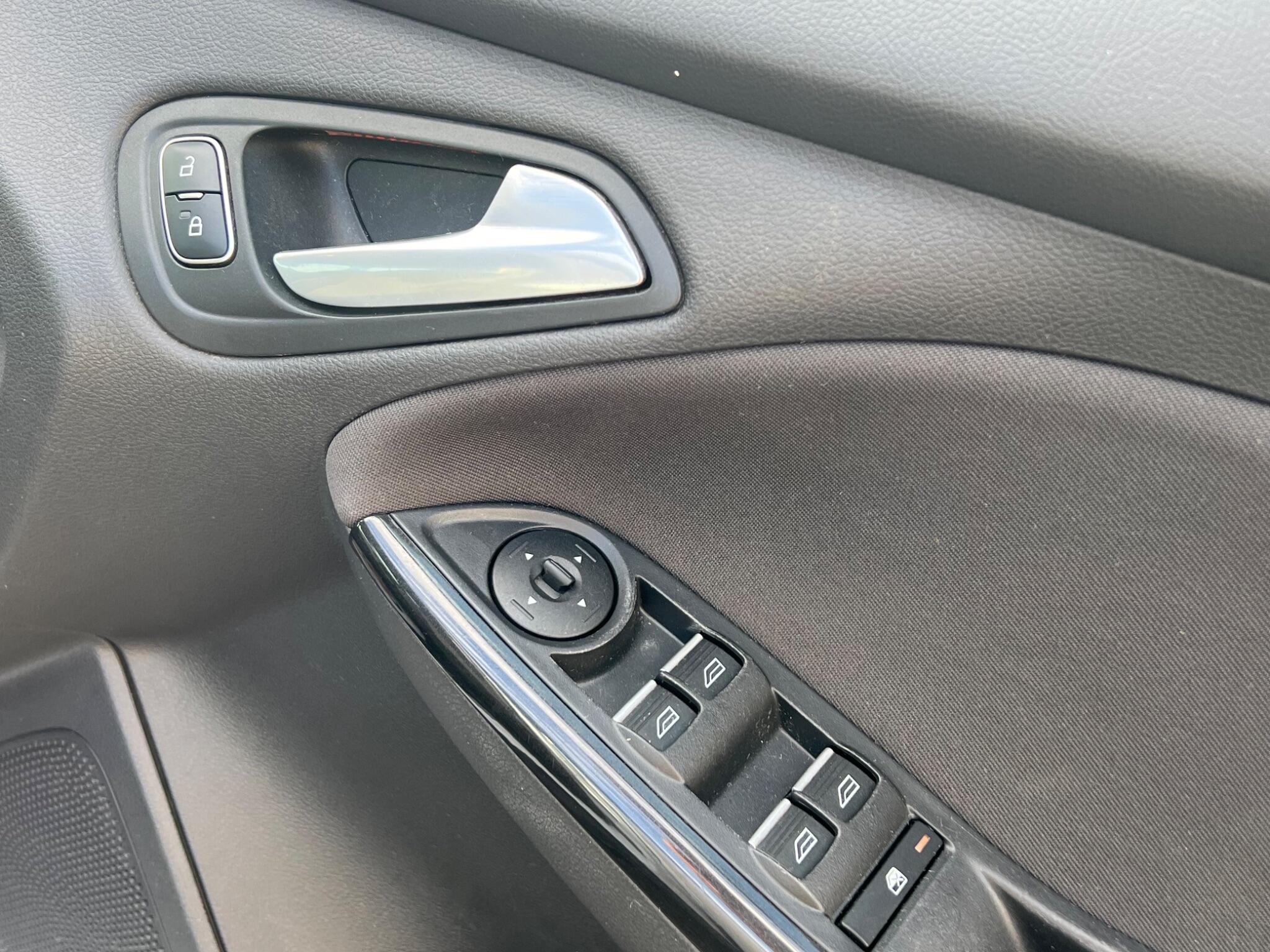 Ford Focus view 23