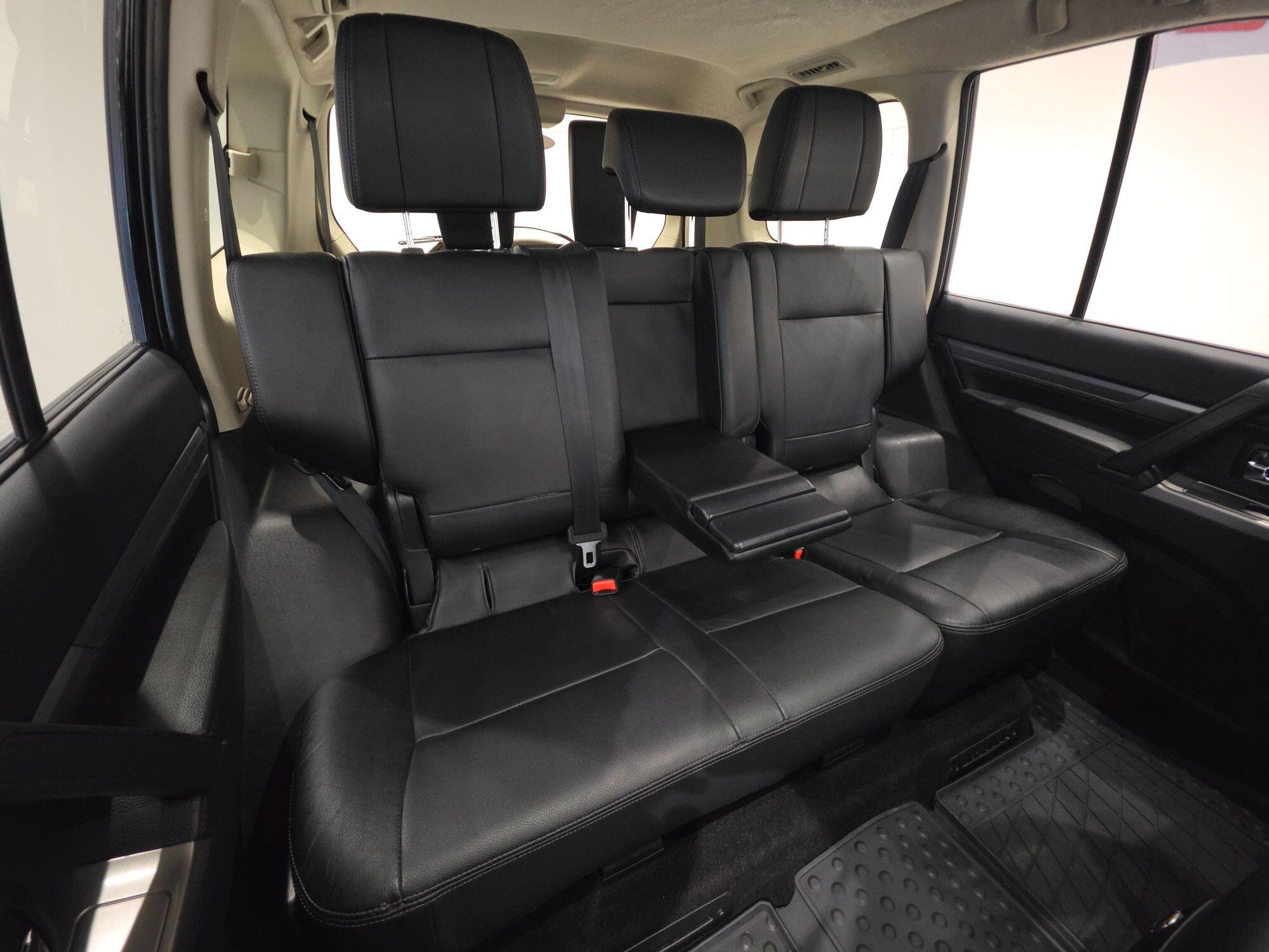 Mitsubishi Shogun view 19