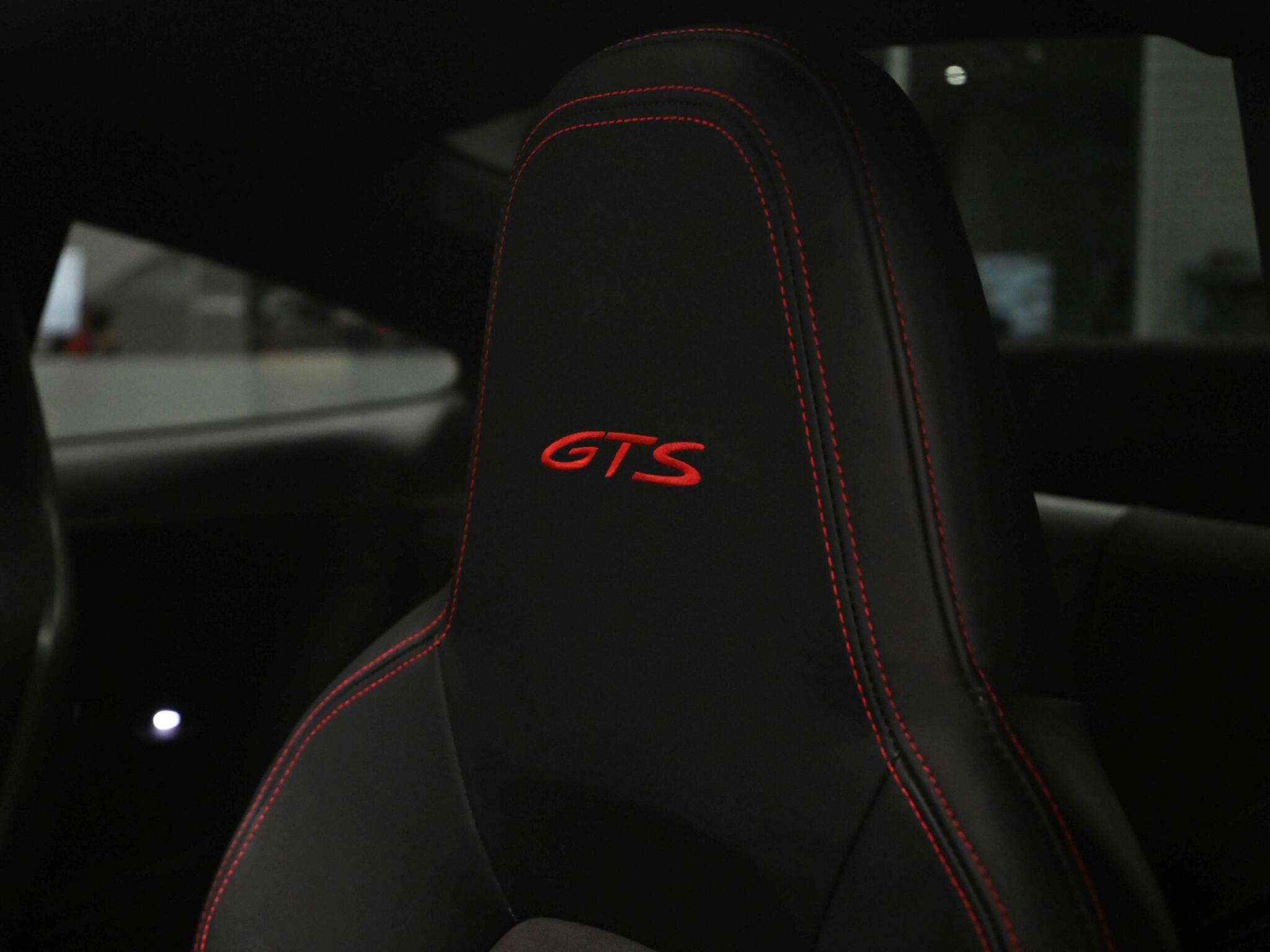 Porsche 911 view 35