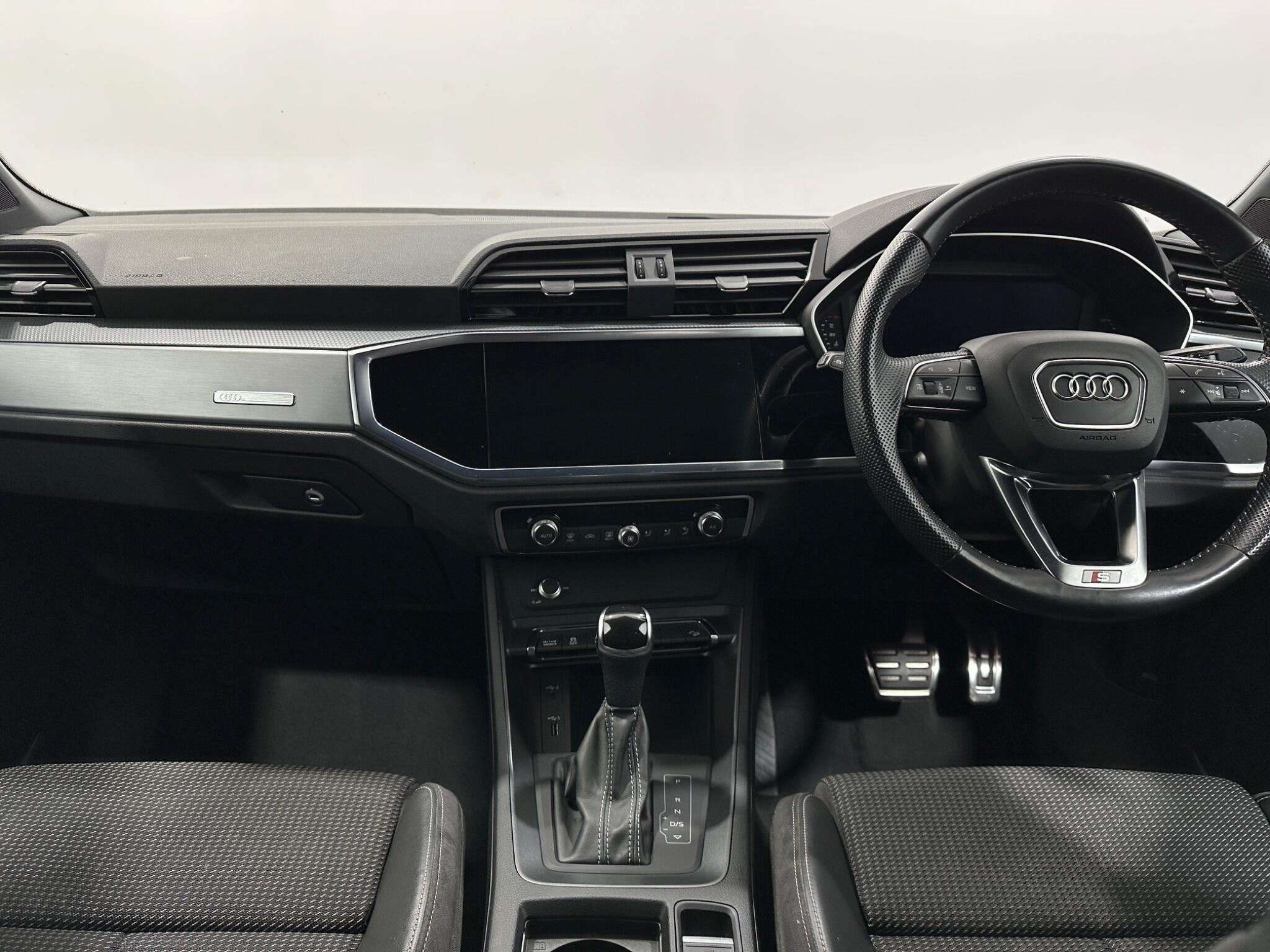 Audi Q3 view 20