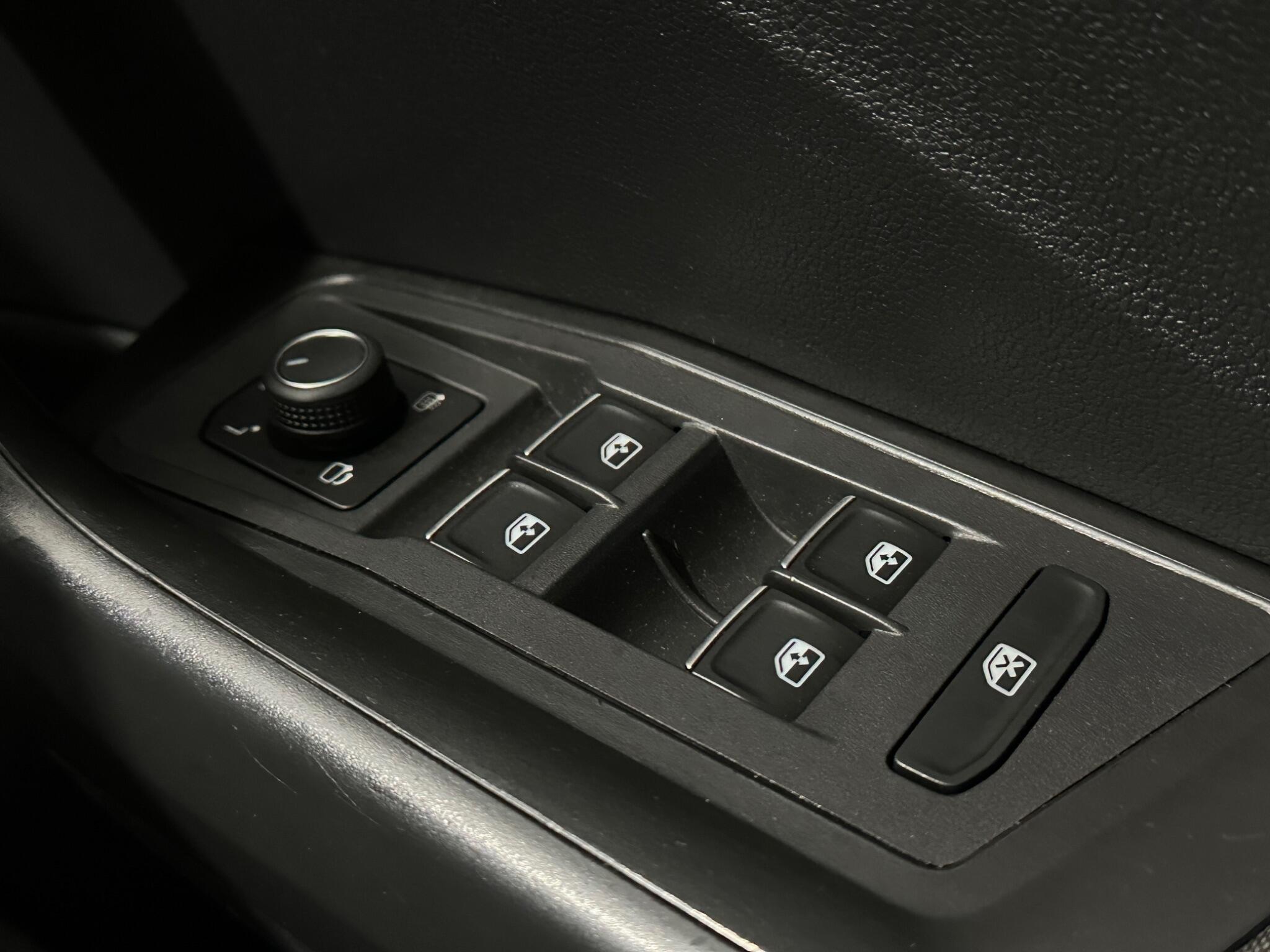 Volkswagen T-Roc view 19