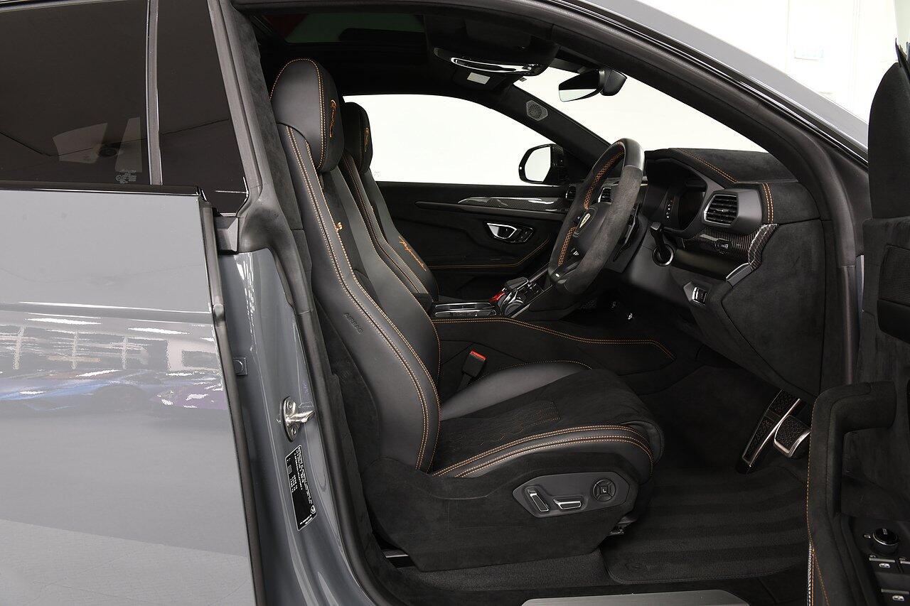 Lamborghini Urus view 6