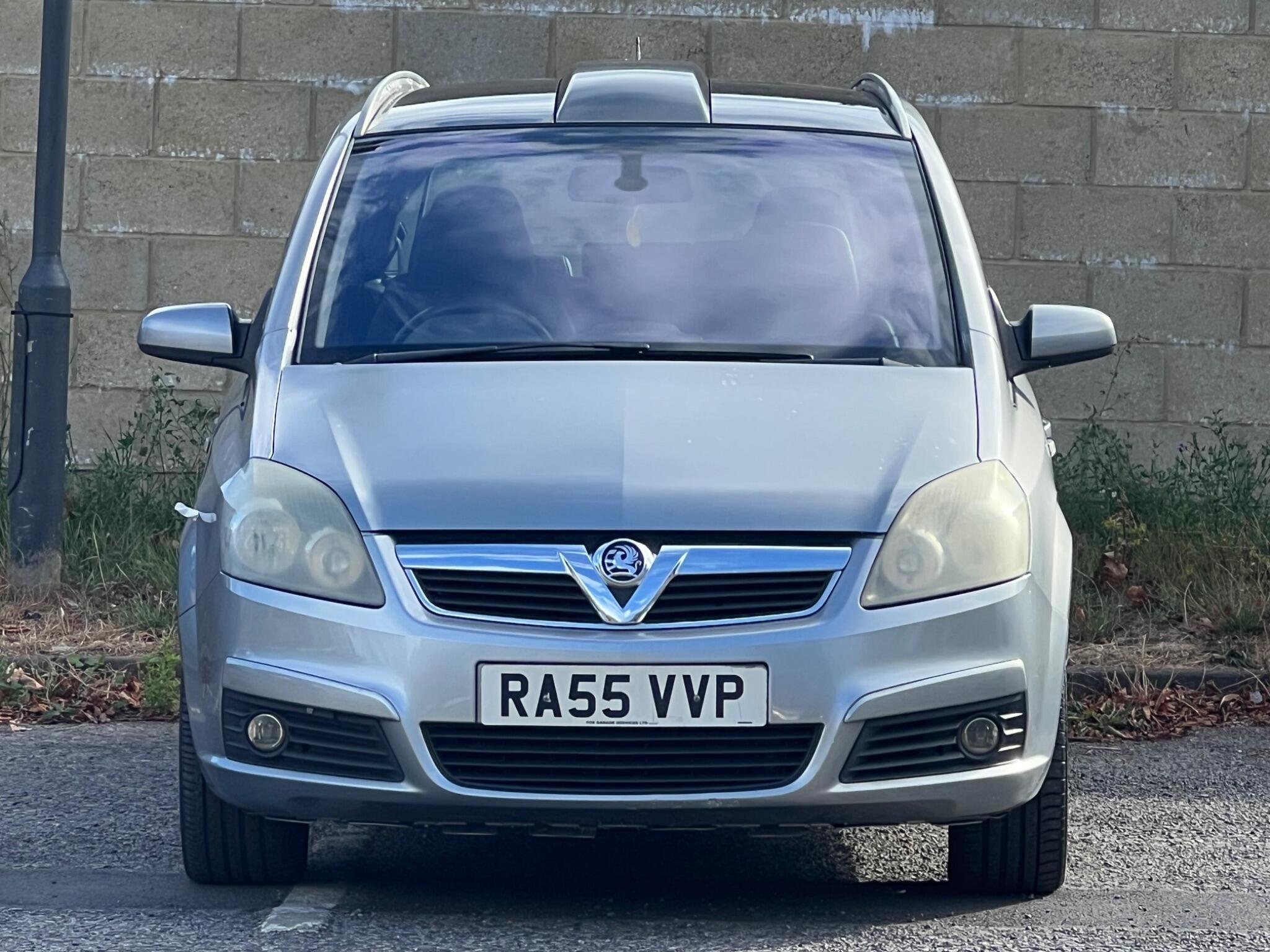 Vauxhall Zafira view 3