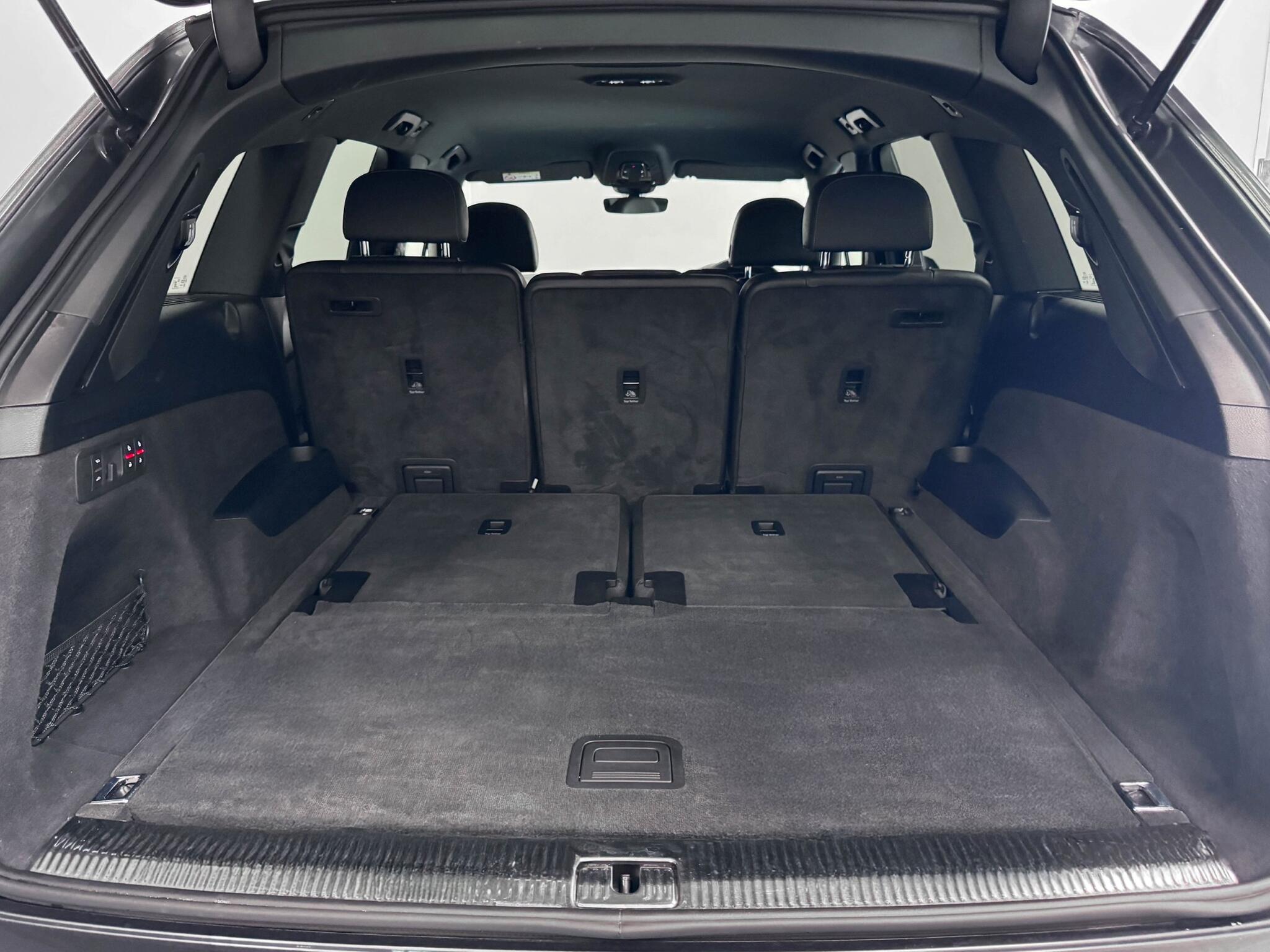Audi Q7 view 7