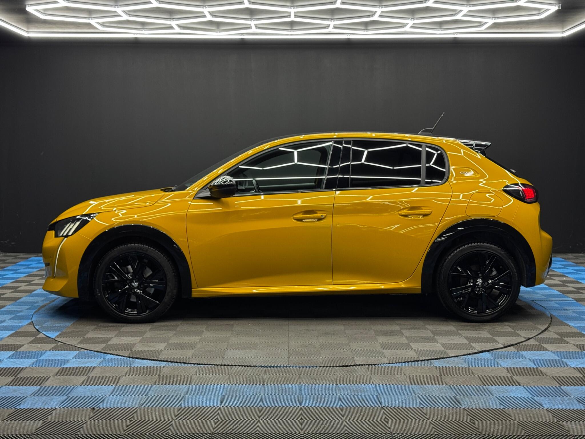 Peugeot 208 view 8