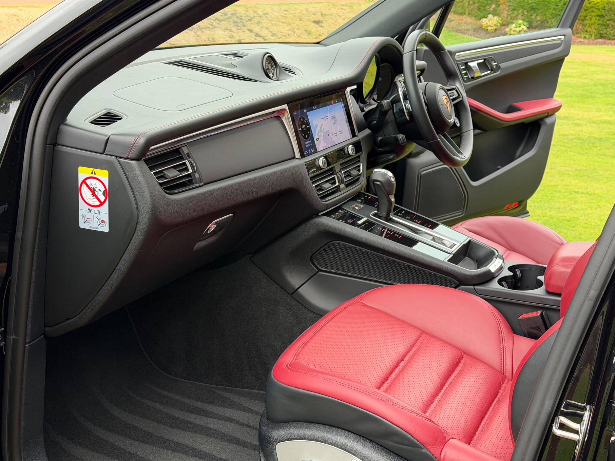 Porsche Macan view 3