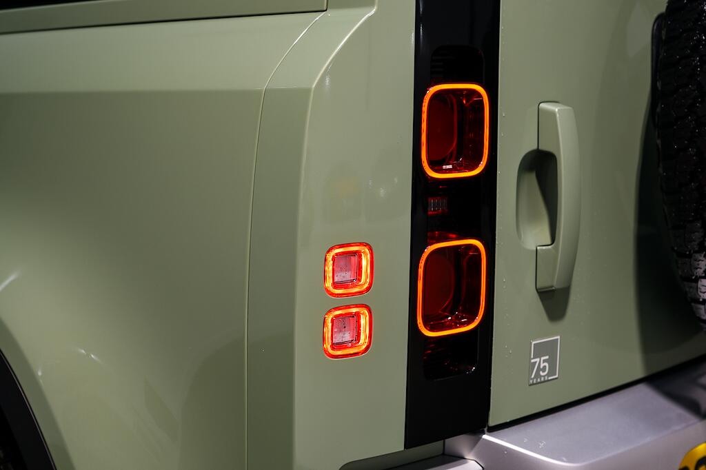 Land Rover Defender view 16