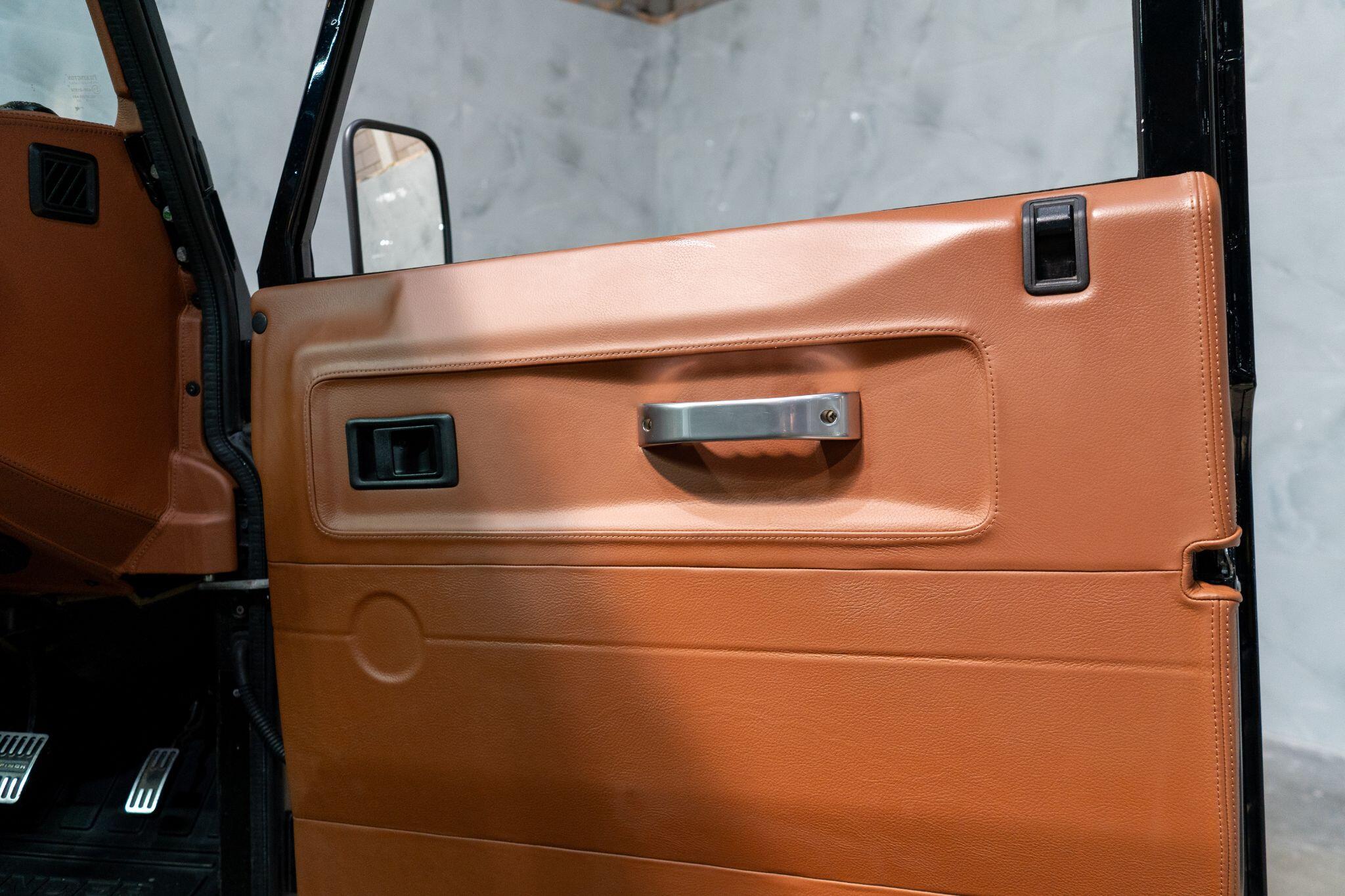 Land Rover Defender view 29