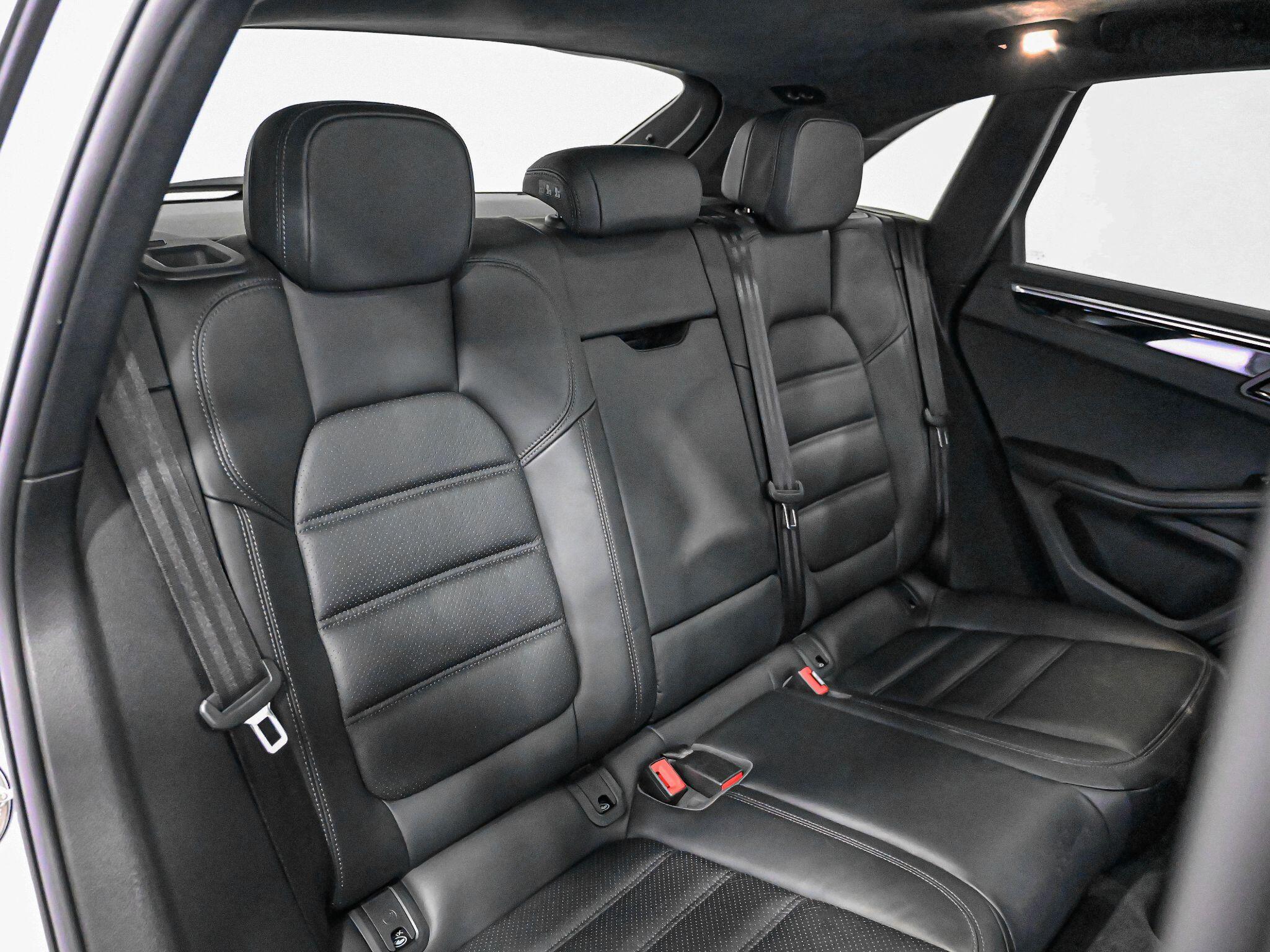 Porsche Macan view 28