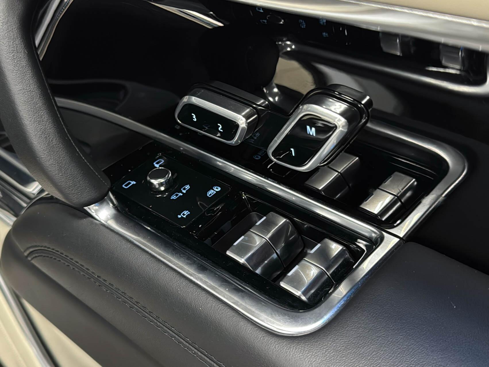 Land Rover Range Rover view 31