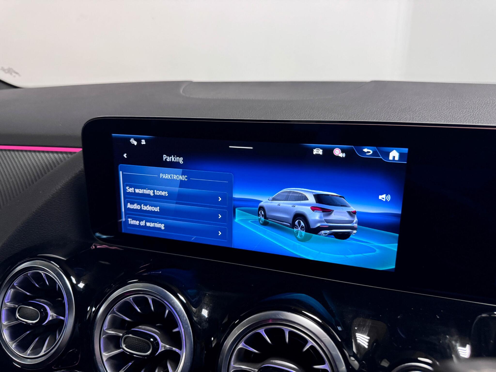 Mercedes-Benz Gla view 52