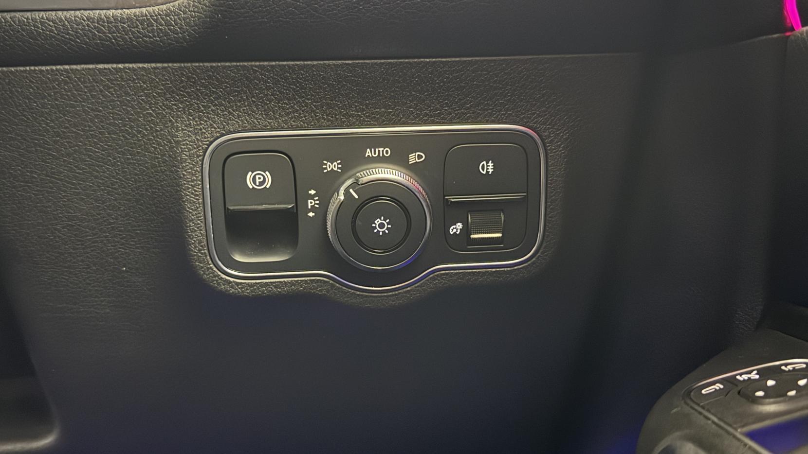 Mercedes-Benz GLB view 35