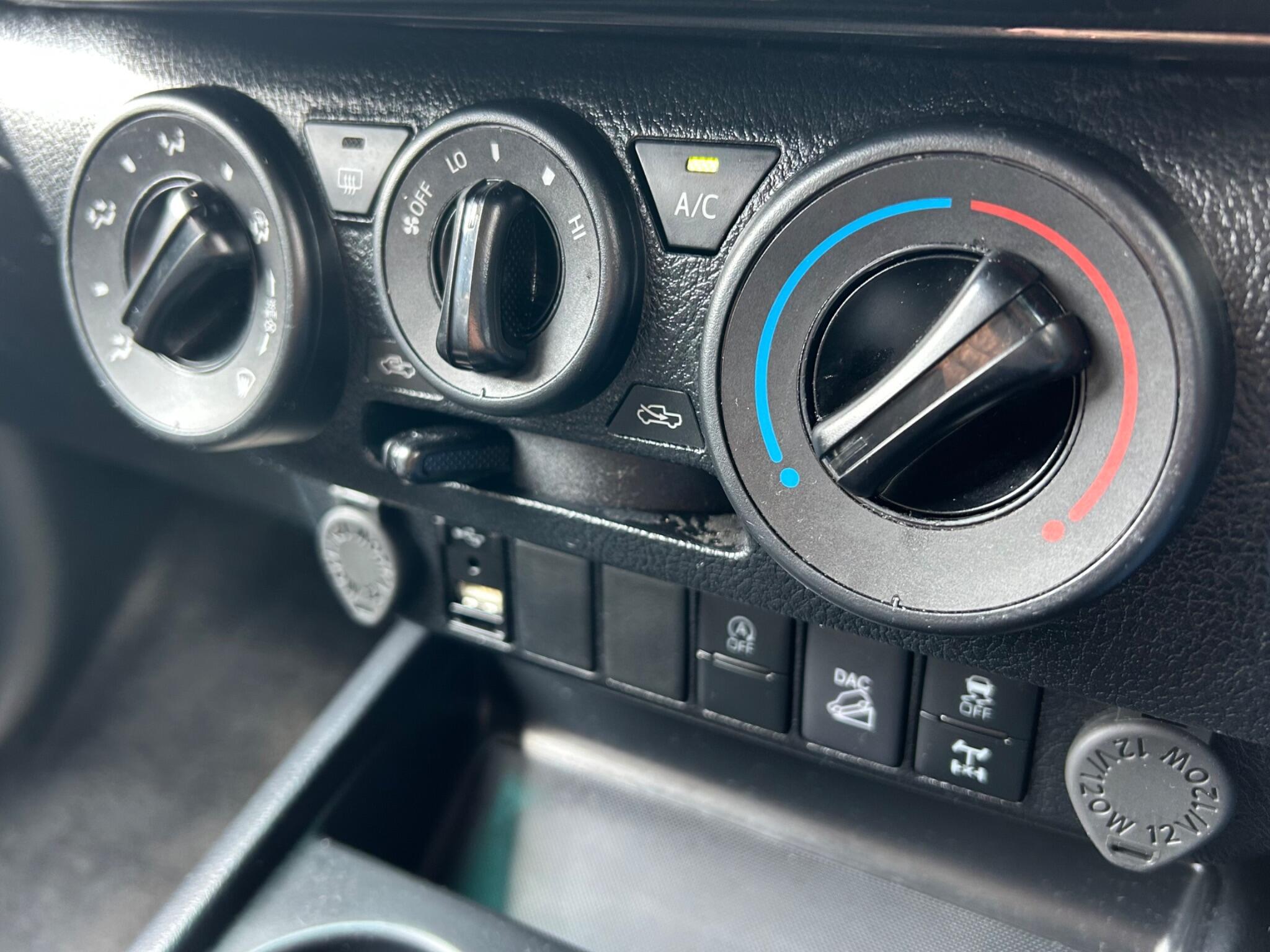 Toyota Hilux view 39