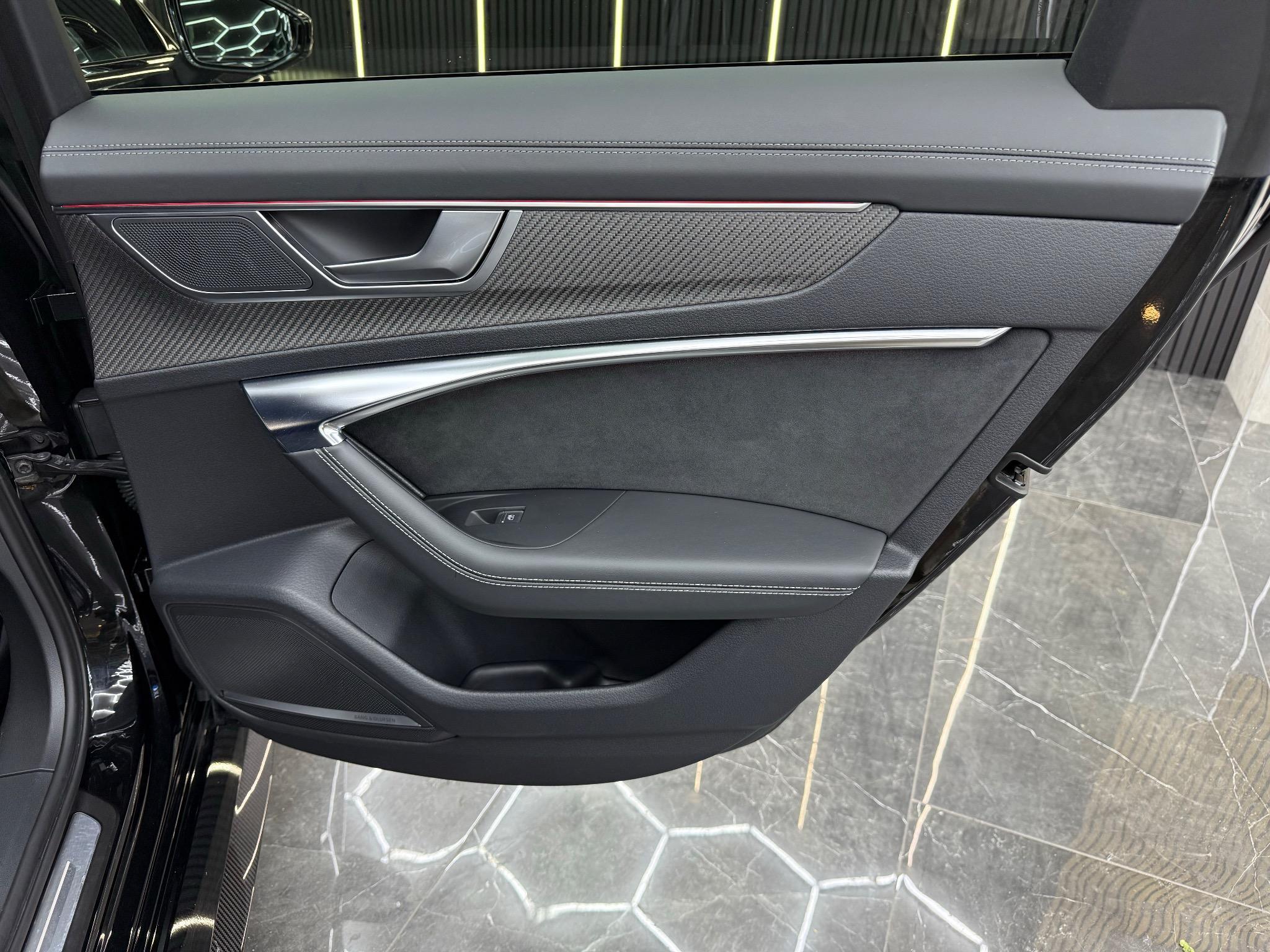 Audi RS6 Avant view 36