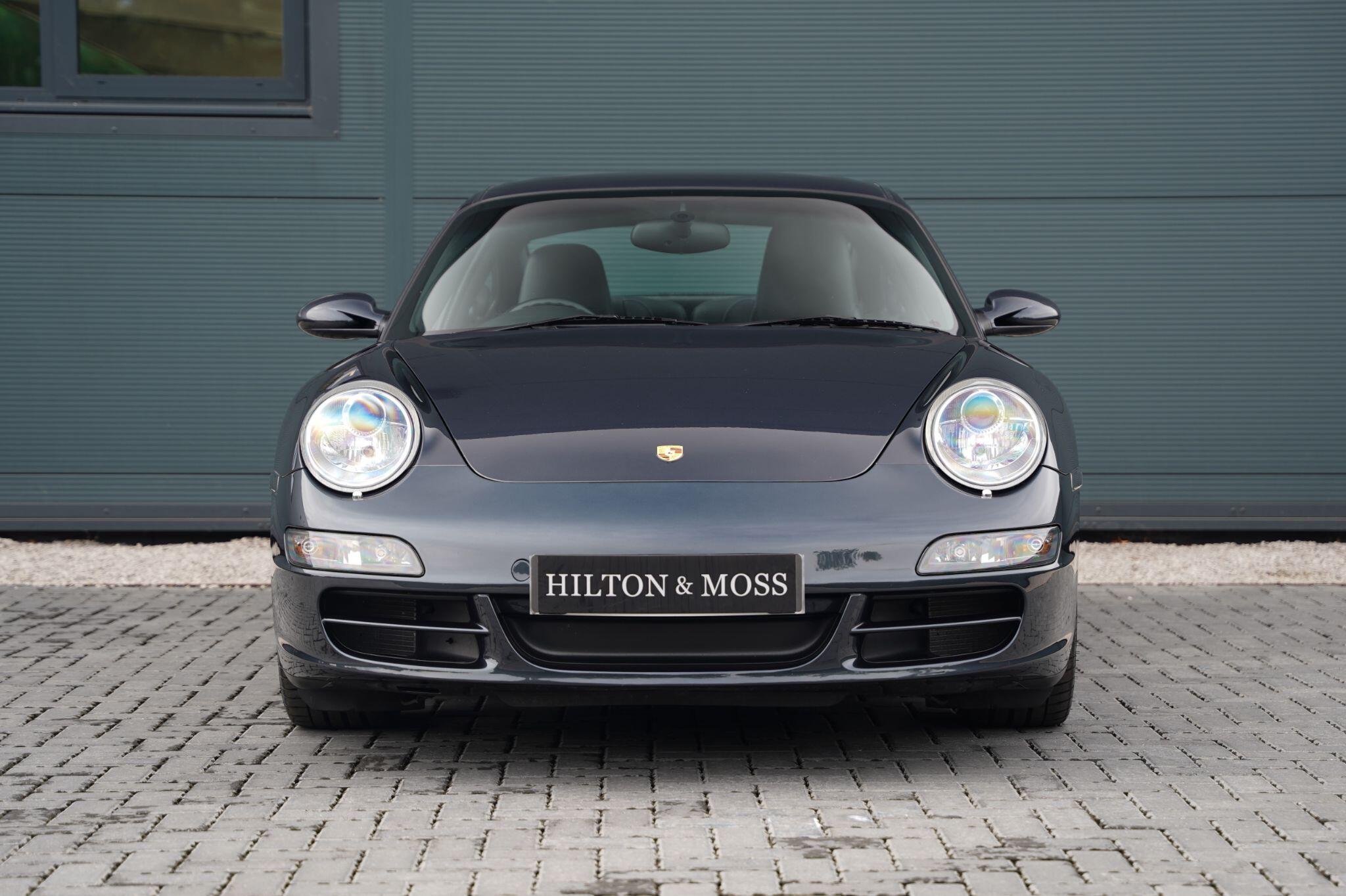 Porsche 911 view 7