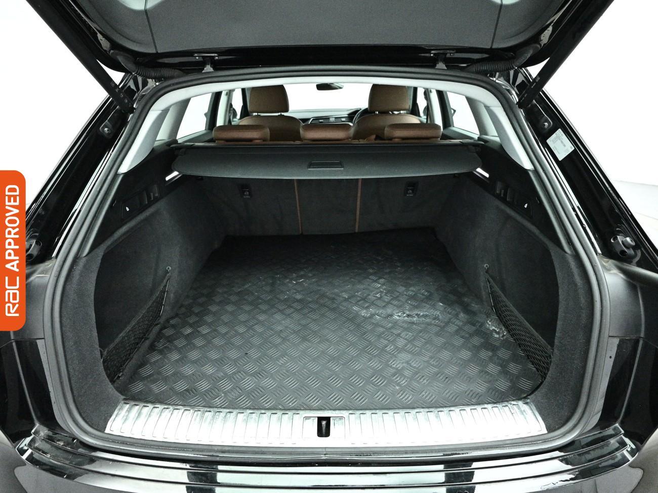 Audi E-Tron view 29