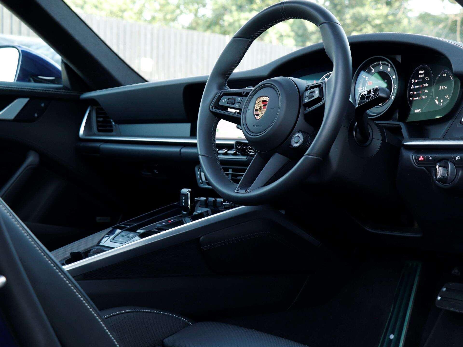 Porsche 911 view 11