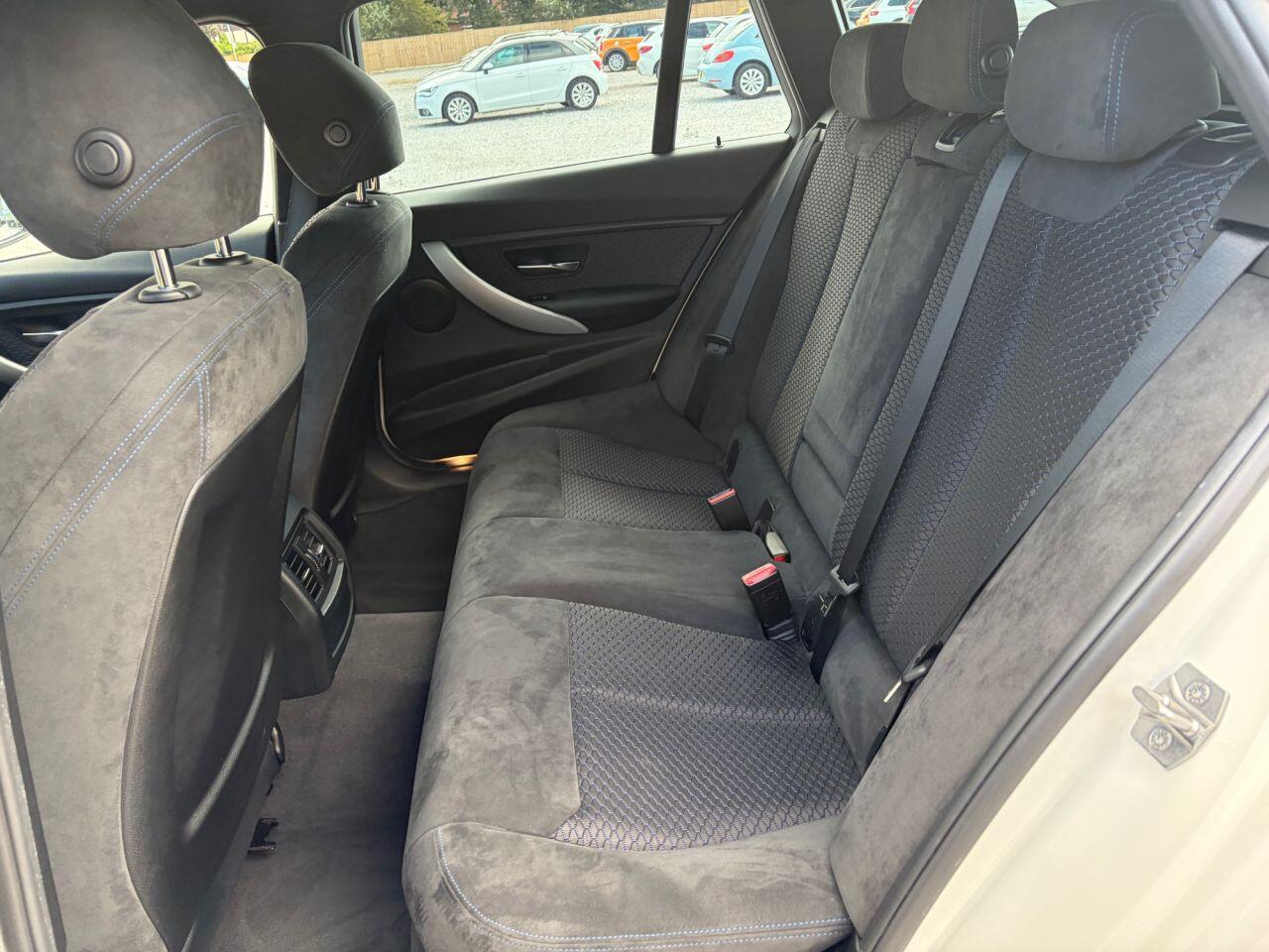 BMW 3 Series view 24