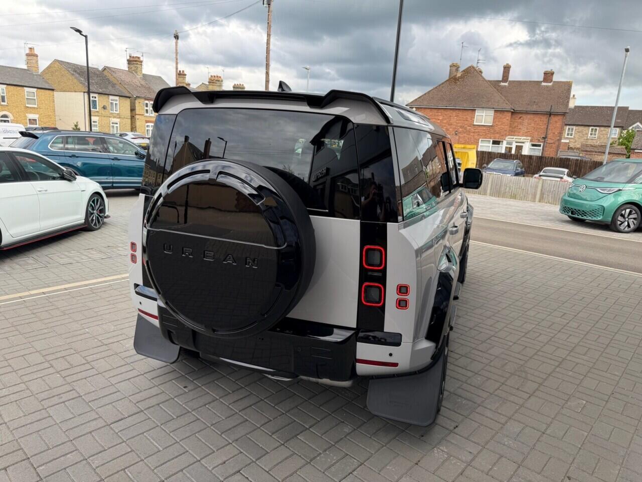 Land Rover Defender 110 view 7