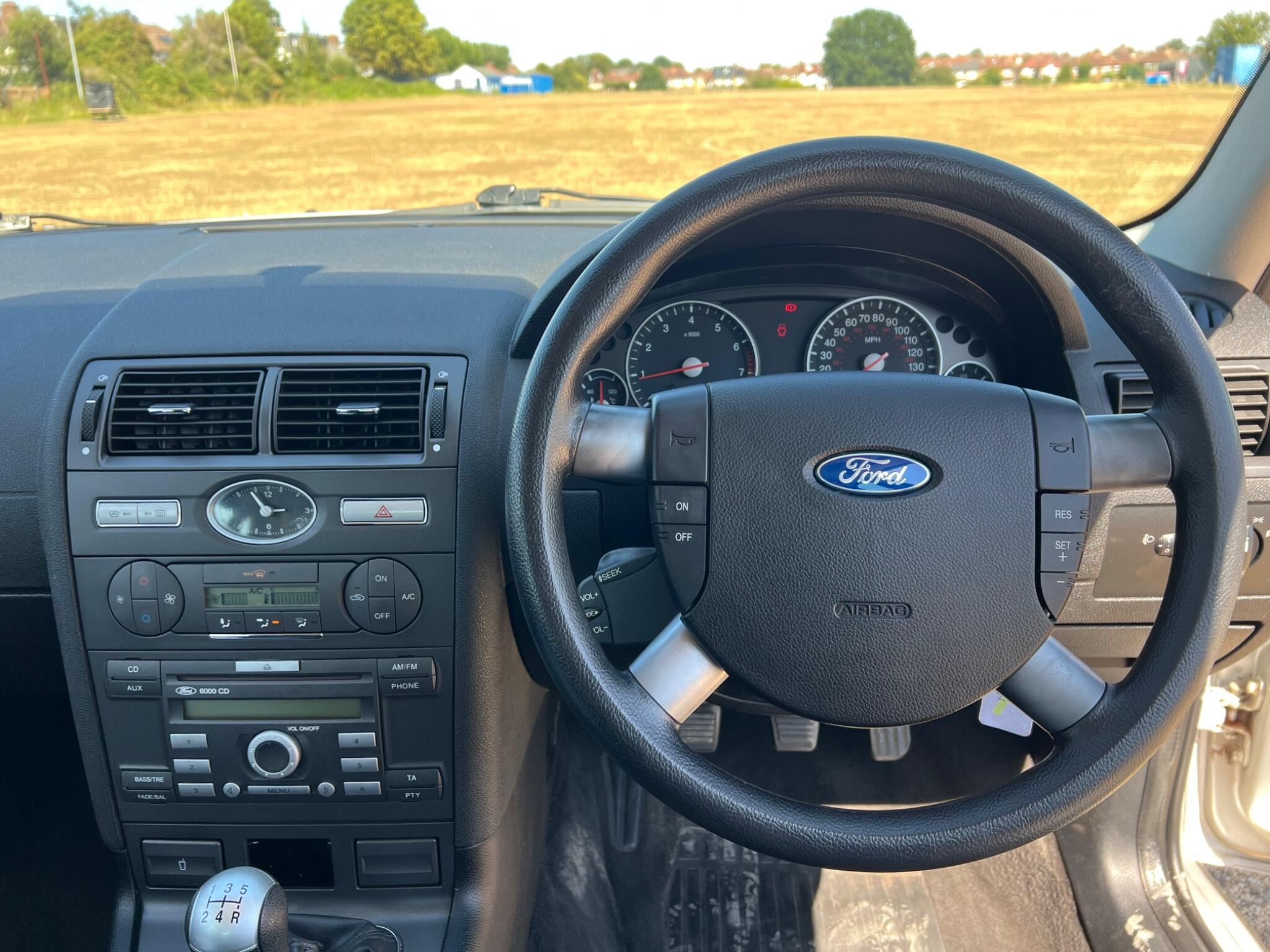 Ford Mondeo view 18