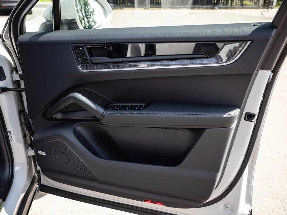 Porsche Cayenne view 57