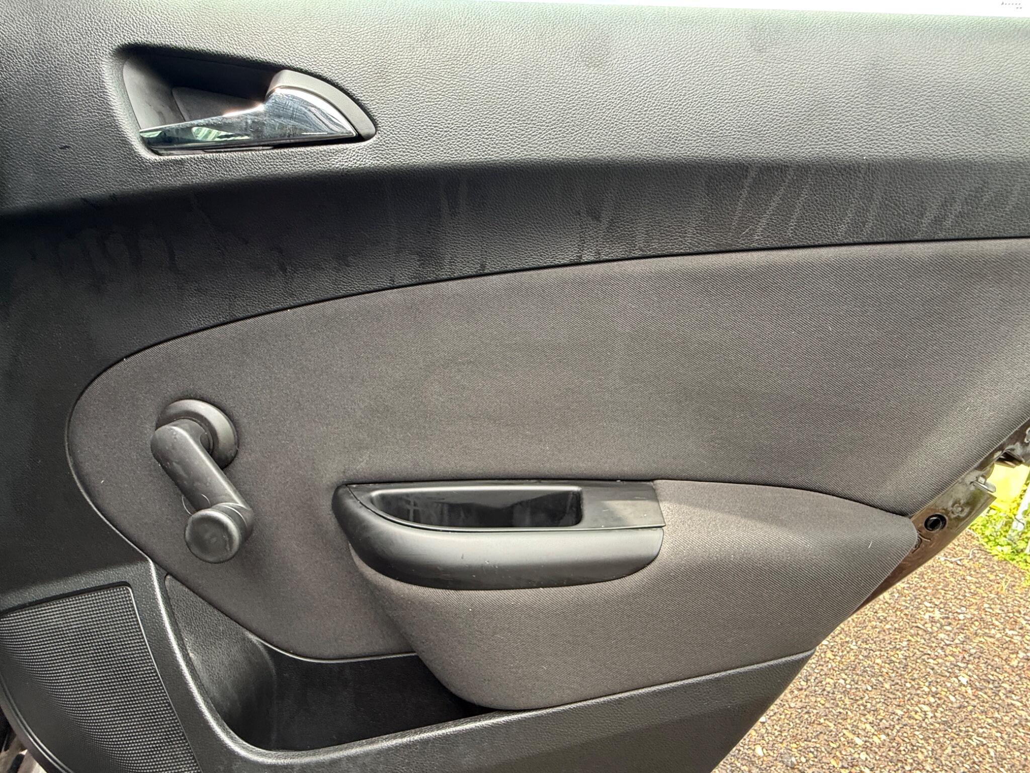 2014 Vauxhall Astra image 30