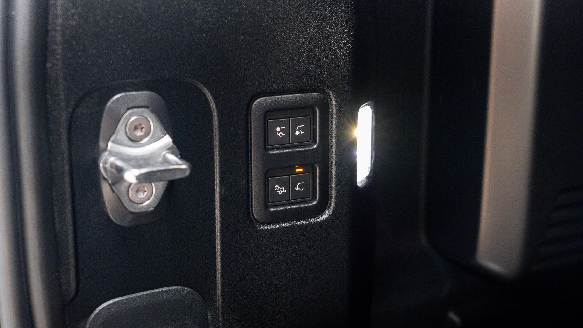 Land Rover Defender 110 view 60