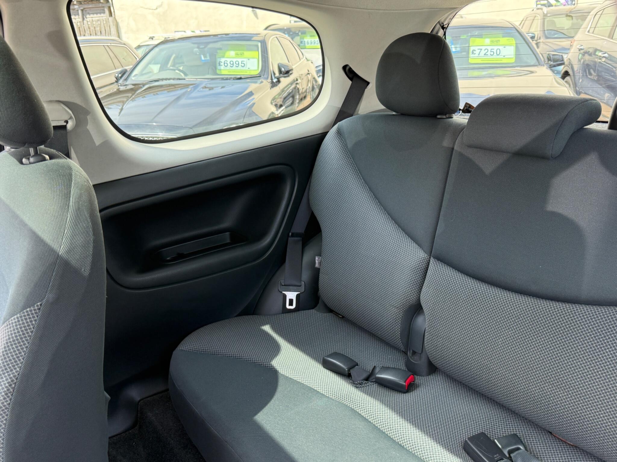 Toyota Yaris - Image 40