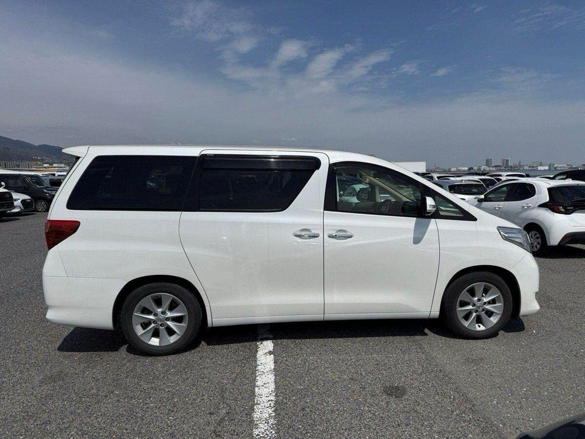 Toyota Alphard view 10