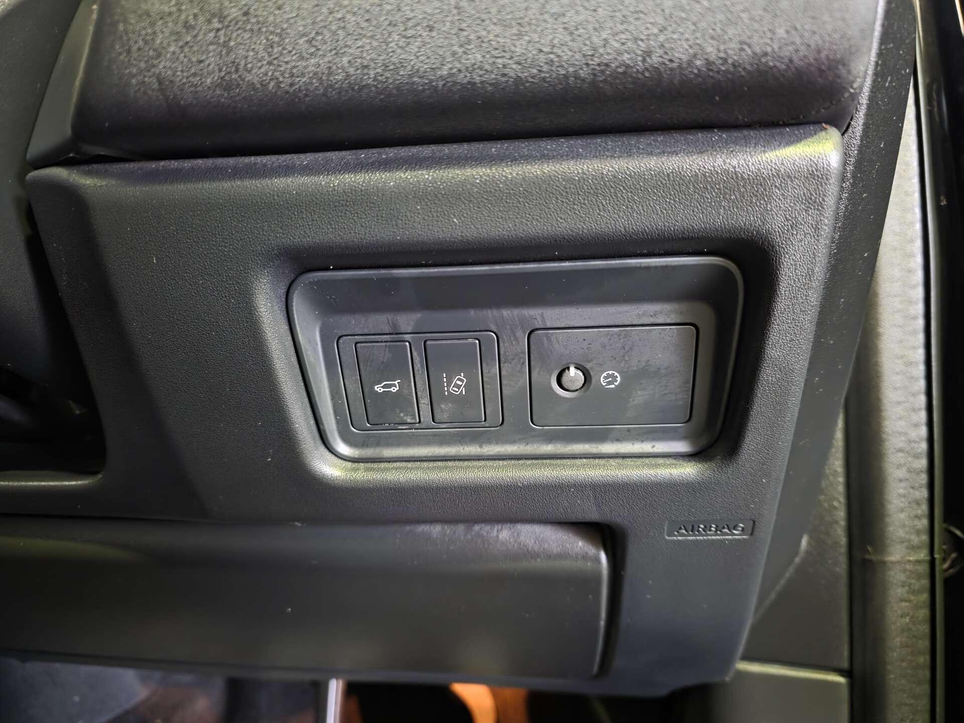 Land Rover Discovery Sport view 16