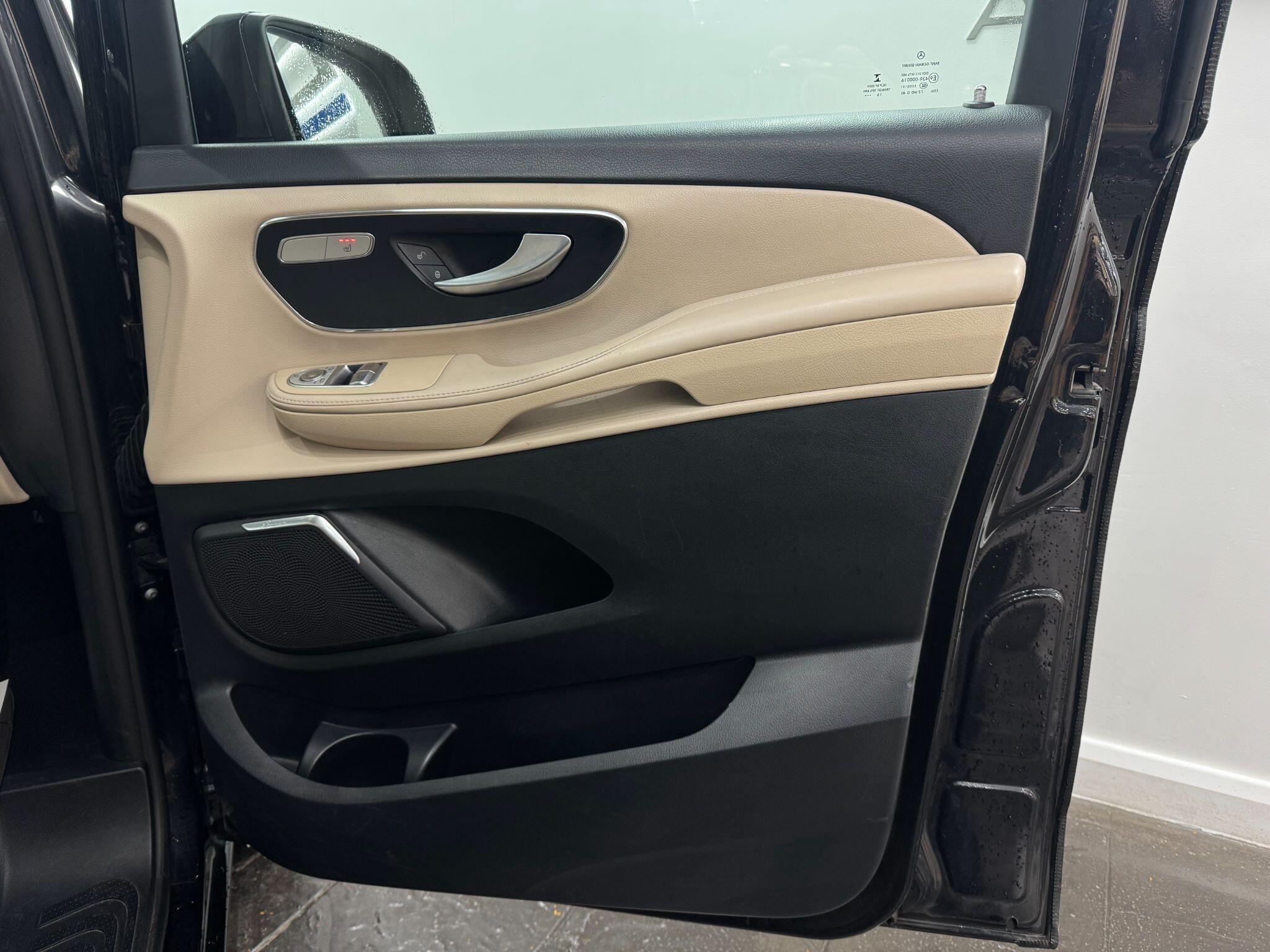 Mercedes-Benz V-Class view 27