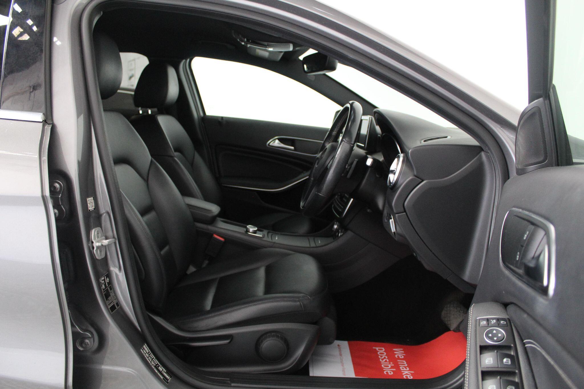 Mercedes-Benz Gla view 32