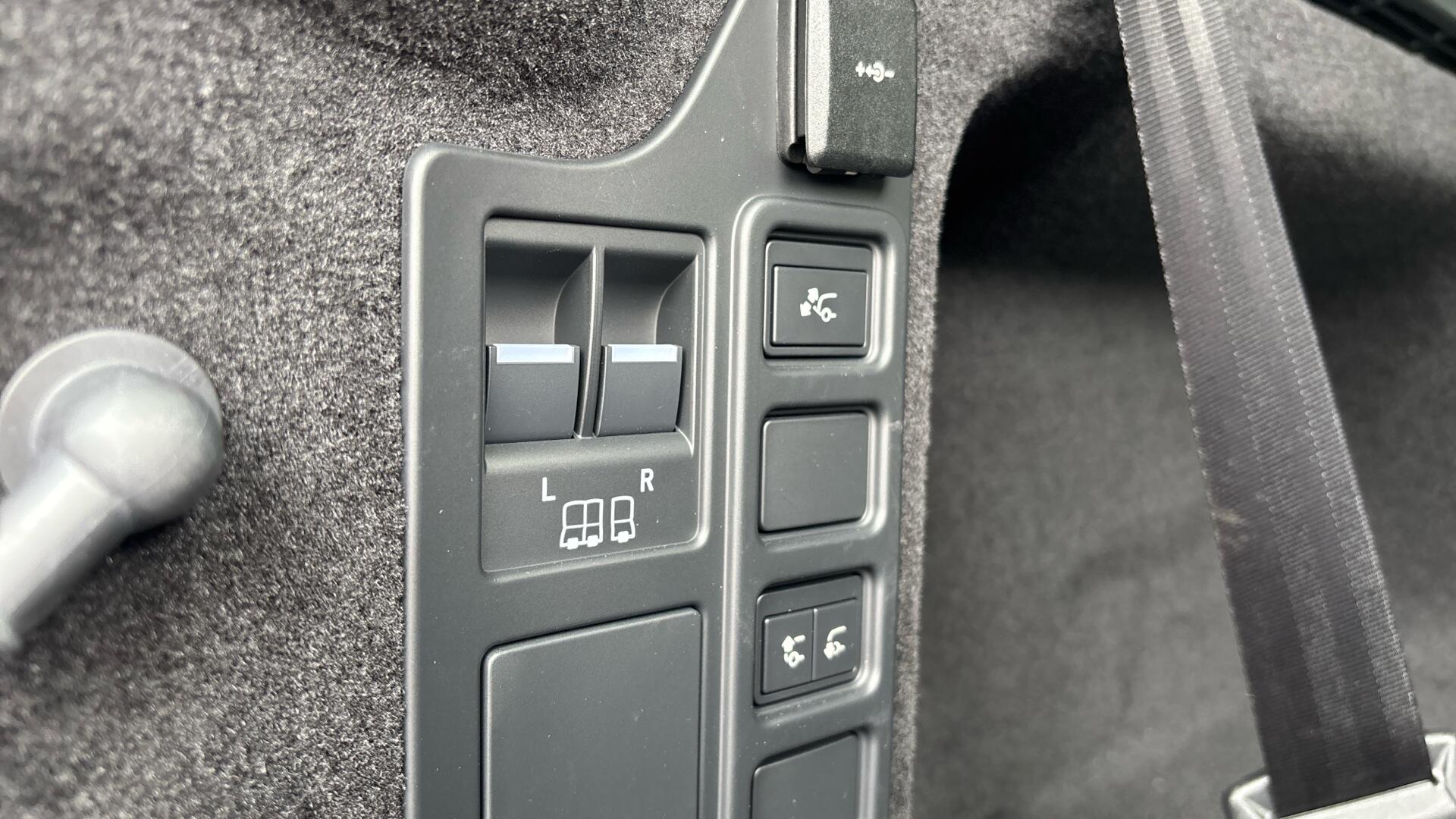 Land Rover Discovery view 26