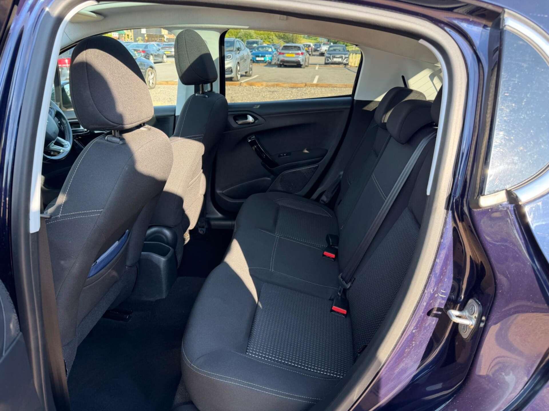 Peugeot 208 view 12
