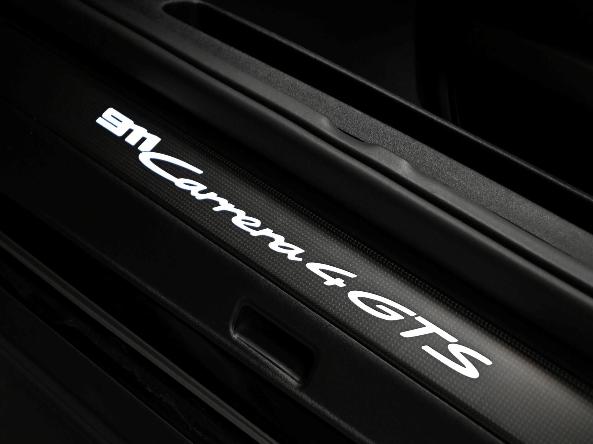 Porsche 911 view 40
