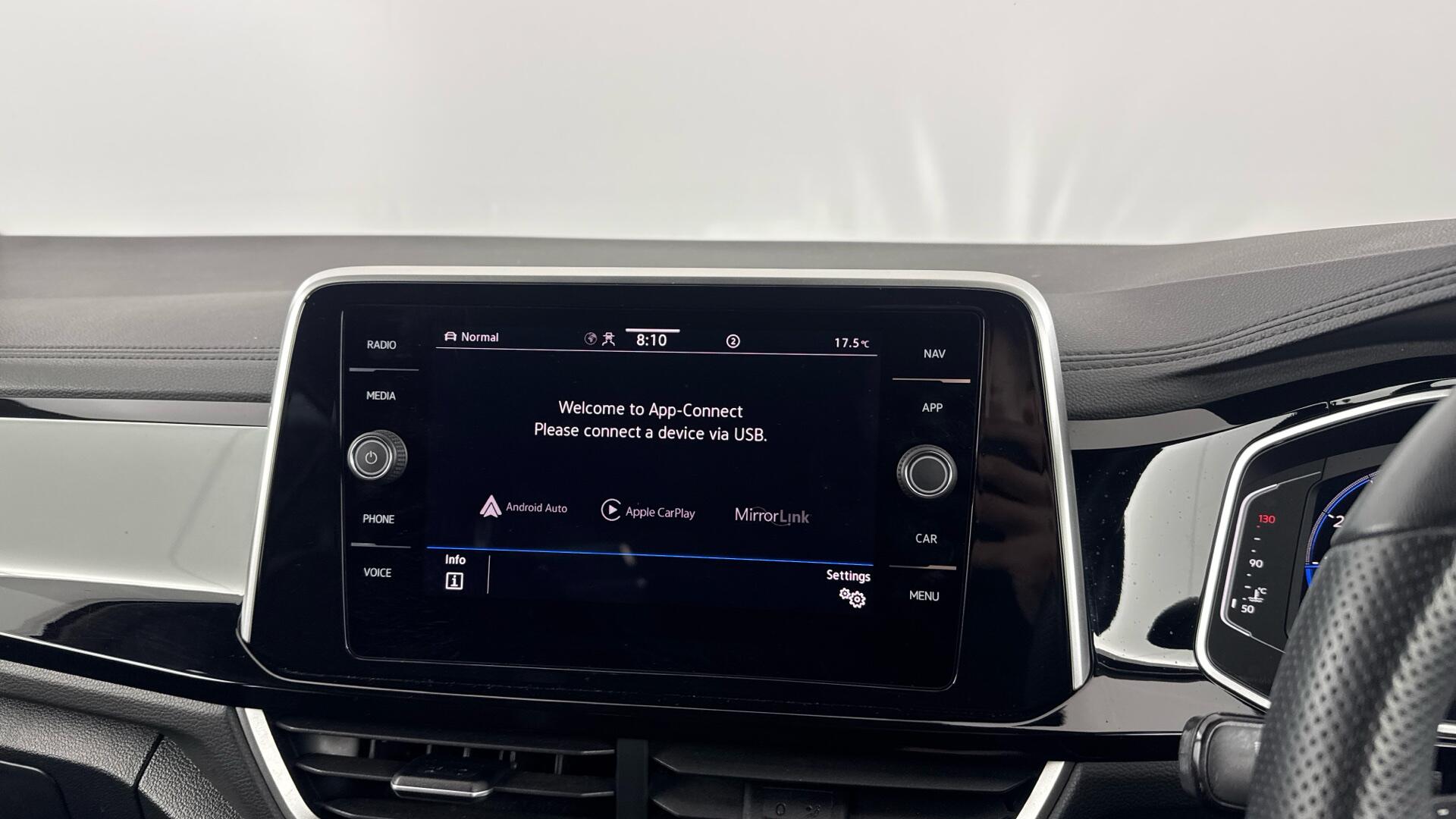 Volkswagen T-Roc view 32