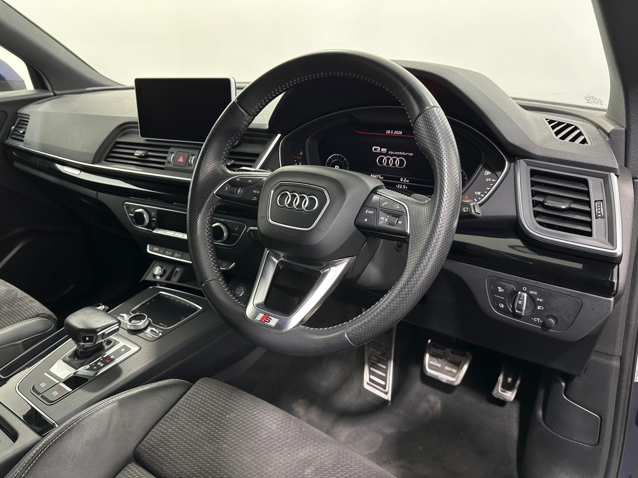 Audi Q5 view 11