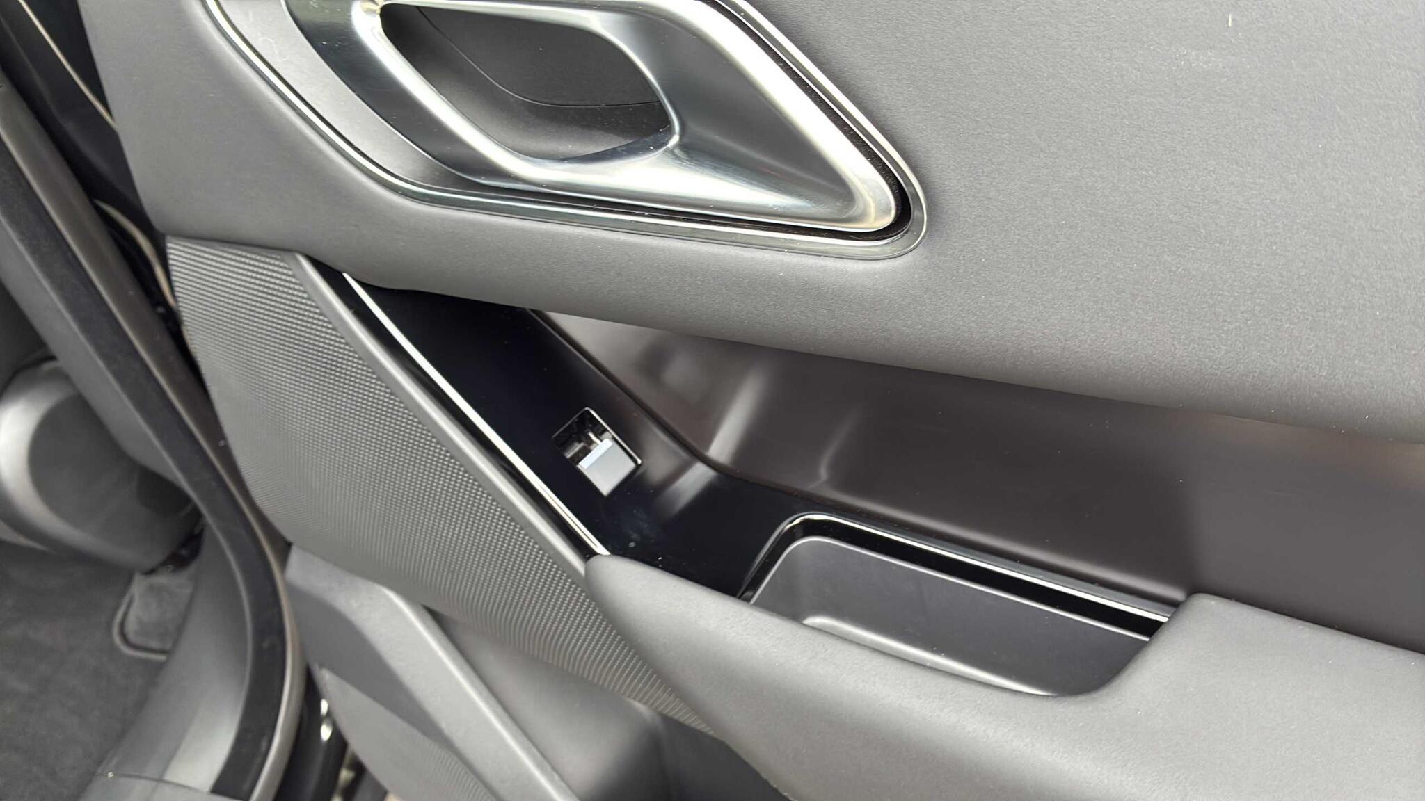 Land Rover Range Rover Velar view 32