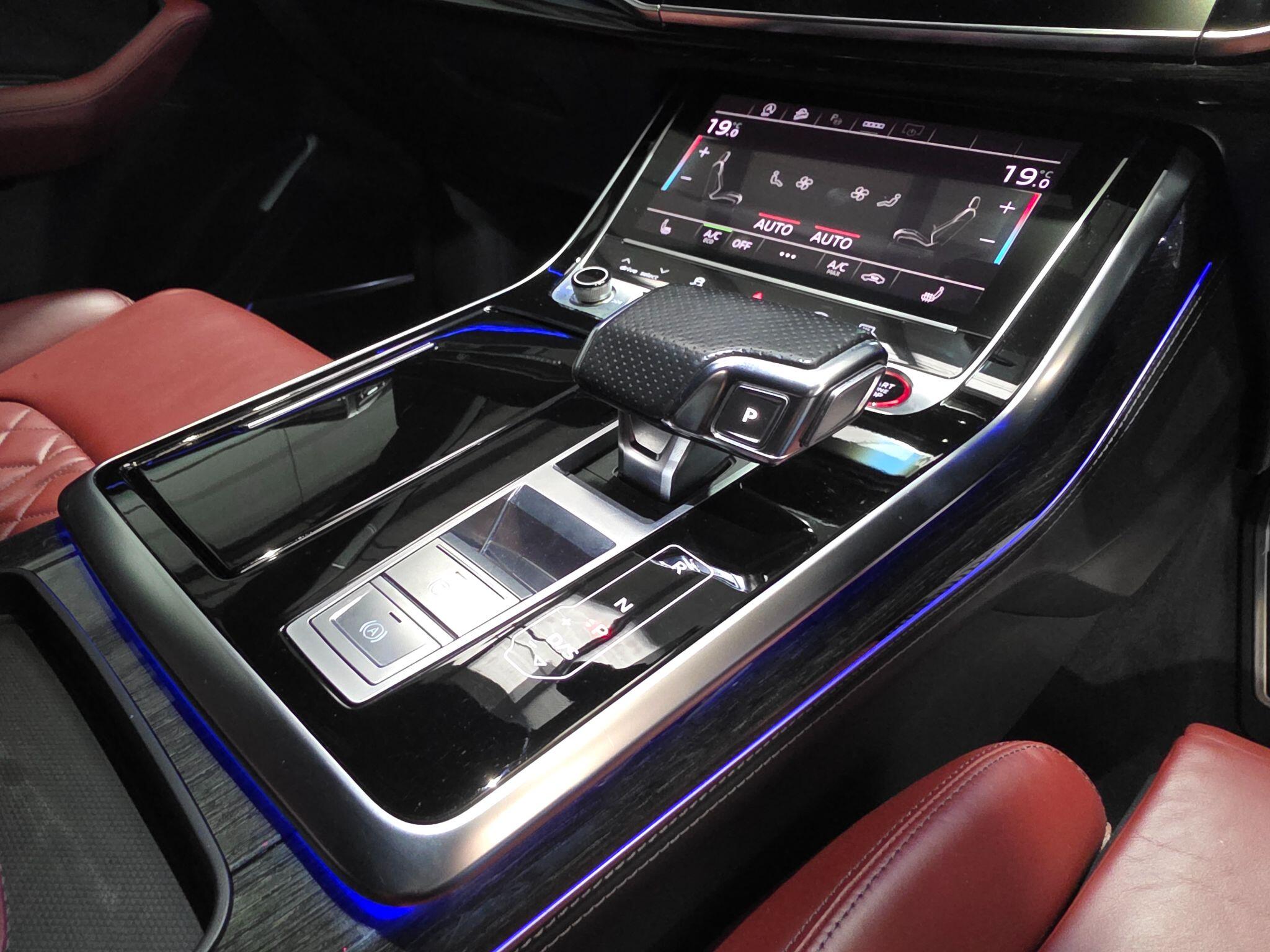 Audi SQ8 view 14