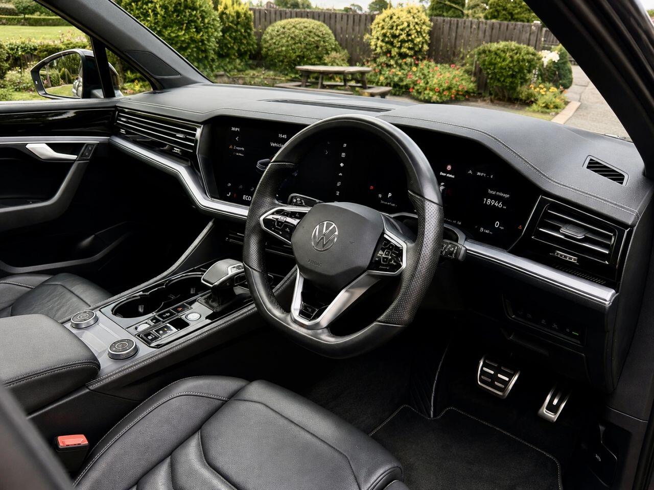 Volkswagen Touareg view 8