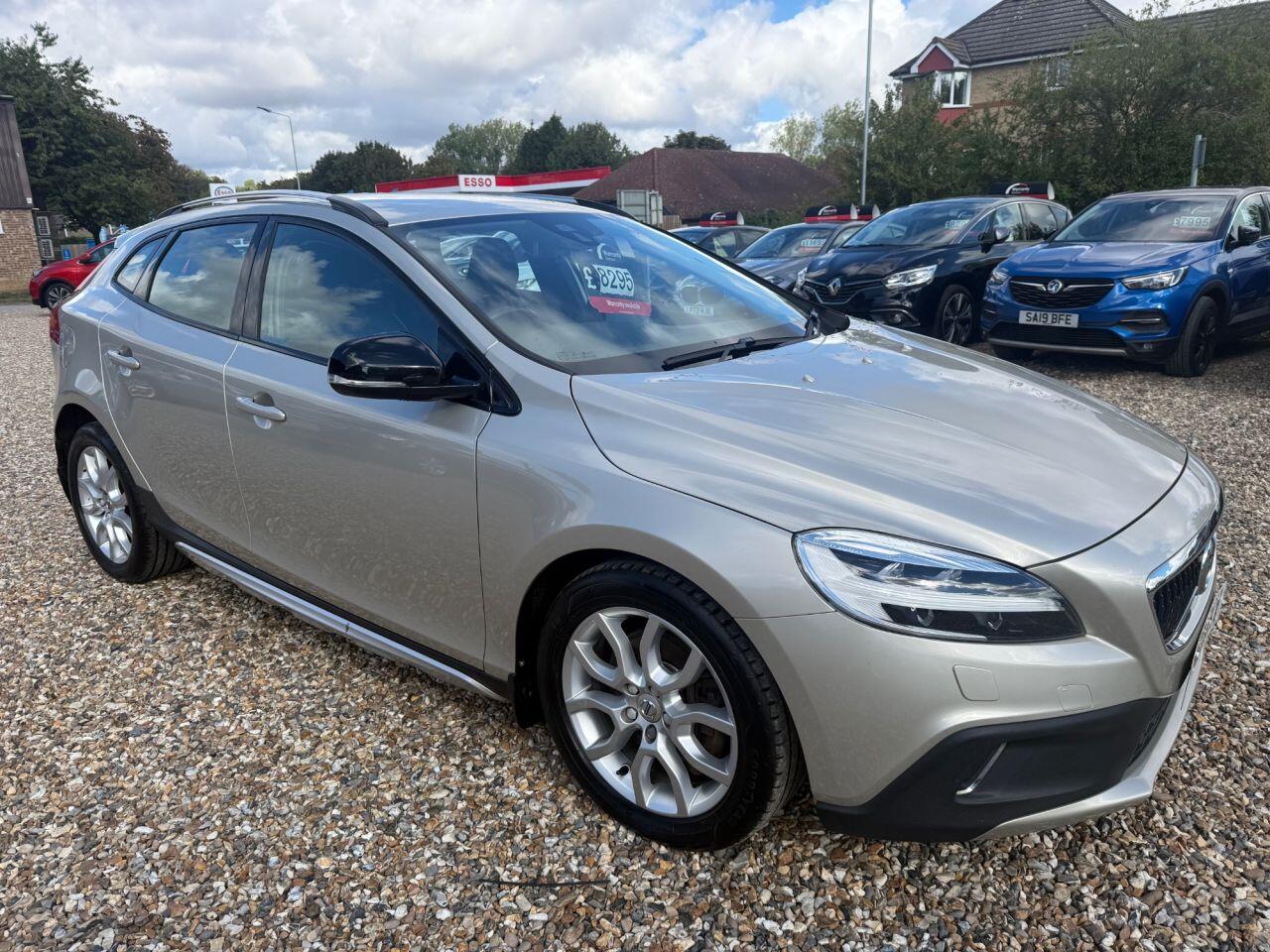 Volvo V40 Cross Country view 2