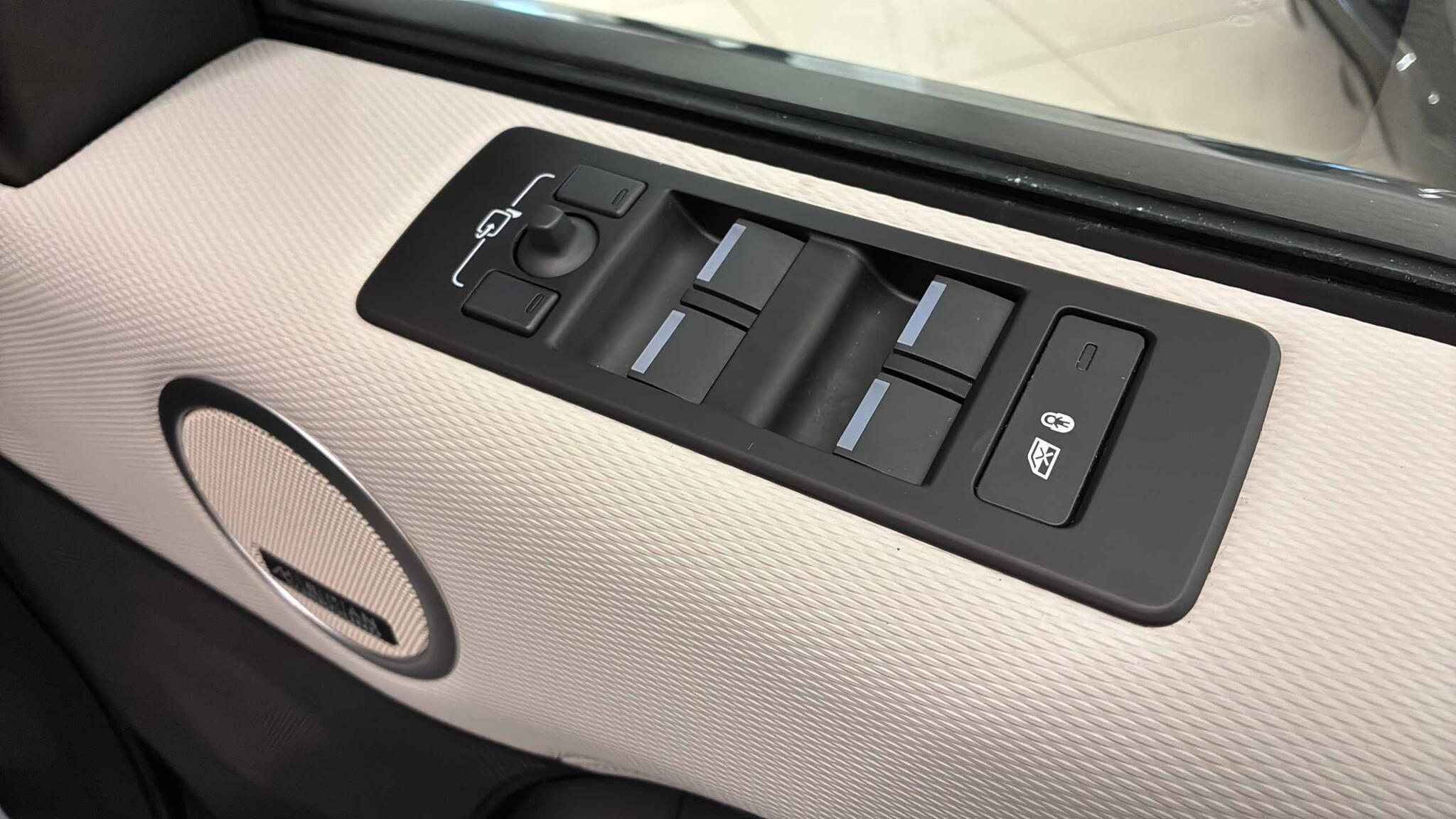 Land Rover Discovery view 29